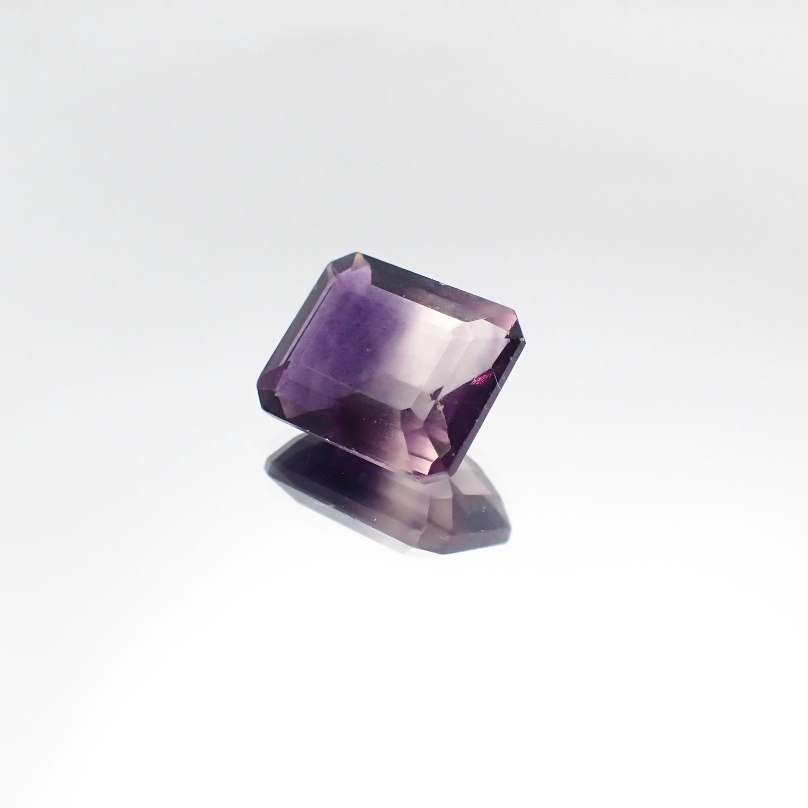 パーティカラーフローライト フルオレッセンス(宝石名パーティカラード・フルオライト)ブラジル産 5.26ct 識別済[231024009]10.9x9mm前後