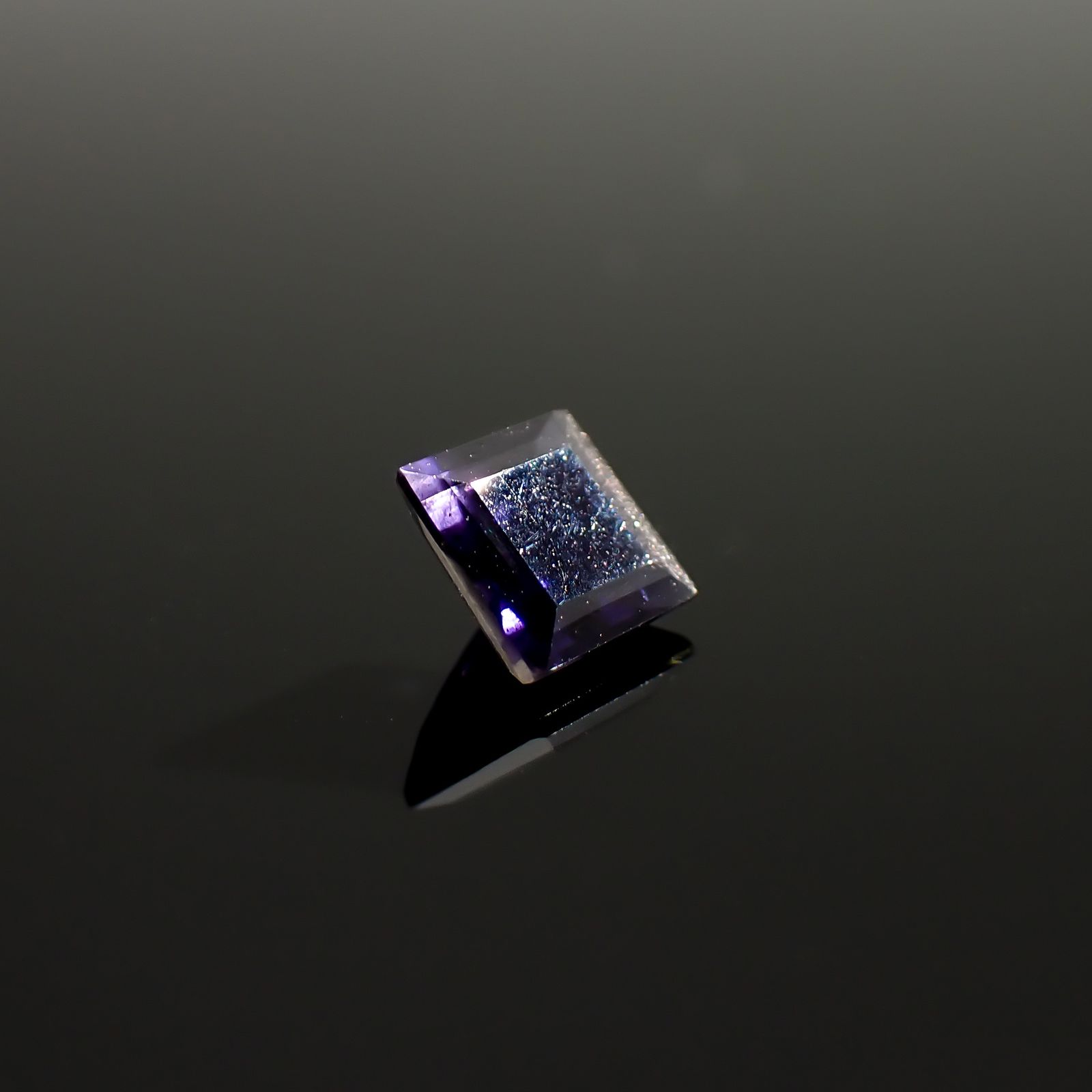アイオライトサンストーン インド/ブラジル産 0.89ct / 5.9x5.9mm前後 [260932636]