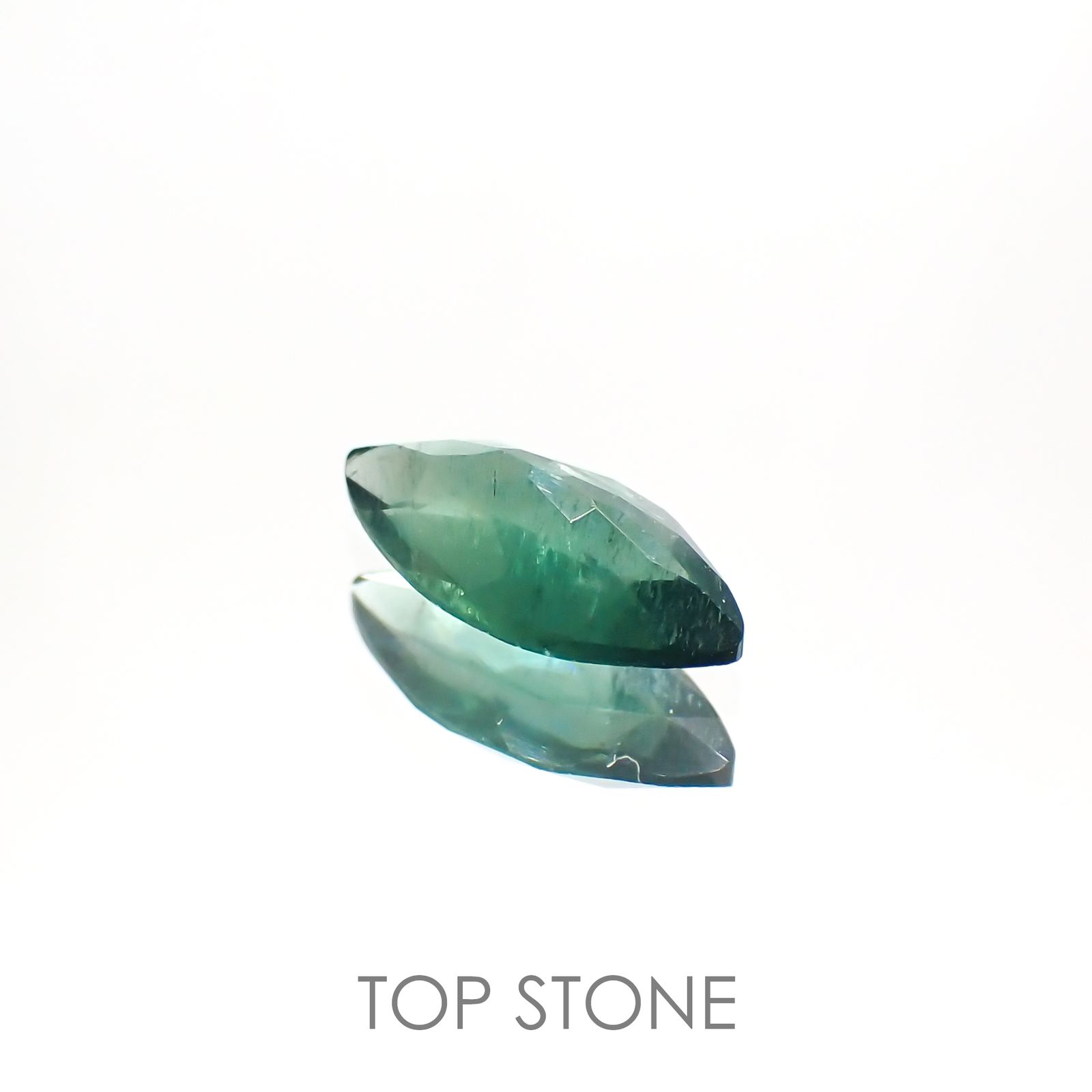 グリーンアパタイト(ノーブルモロキサイト)(宝石名アパタイト) マダガスカル産 0.70ct 識別済[210913155]9.1×4.5mm前後