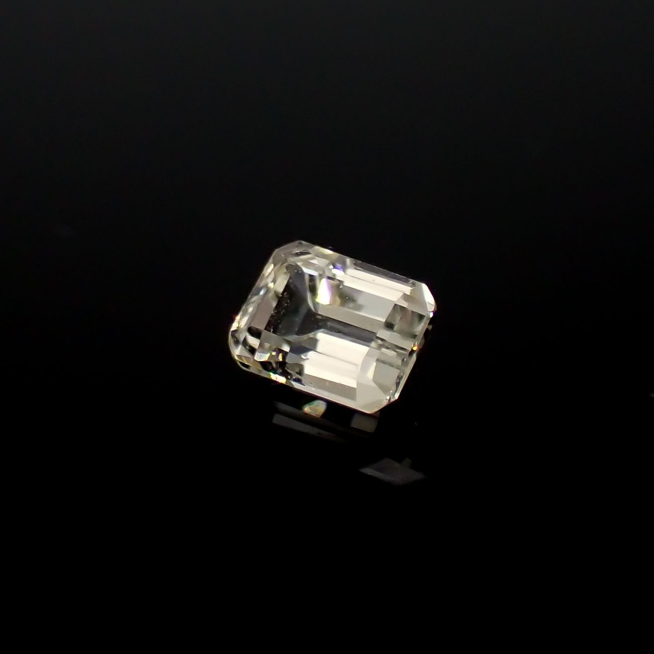 リューコガーネット(宝石名ホワイト グロッシュラー・ガーネット)ビルマ産 0.39ct 識別済[220616322]4.5x3.3mm前後