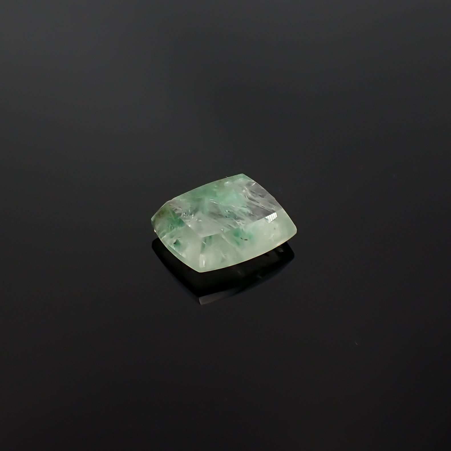 エメラルドインクォーツ ブラジル産 7.83ct / 14.1x11.9mm前後 [260432031]