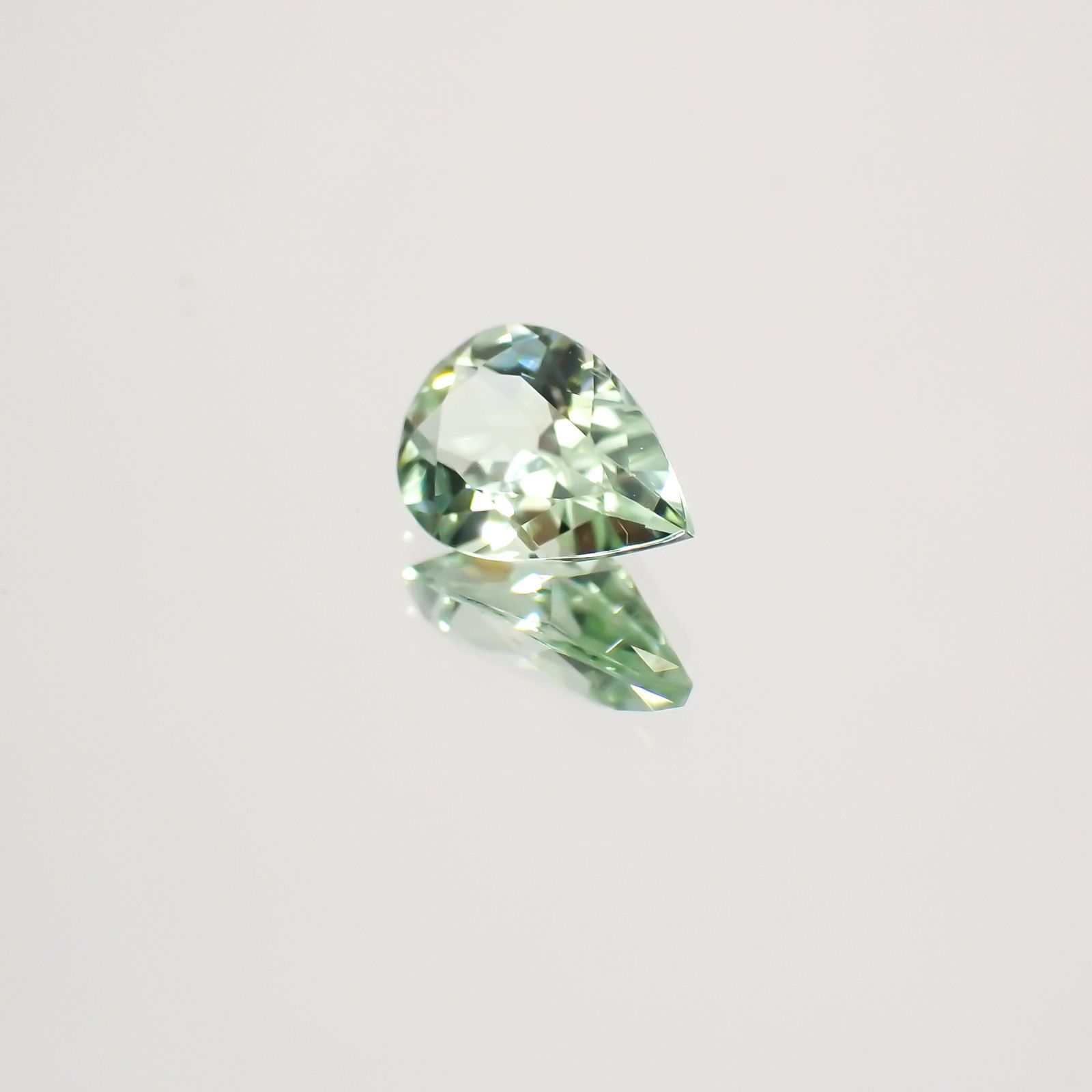 ミントカラー パライバトルマリン(宝石名トルマリン/別名パライバ・トルマリン) モザンビーク産 0.649ct ソ付(宝貴協)[210510643]7.3×5.0mm前後