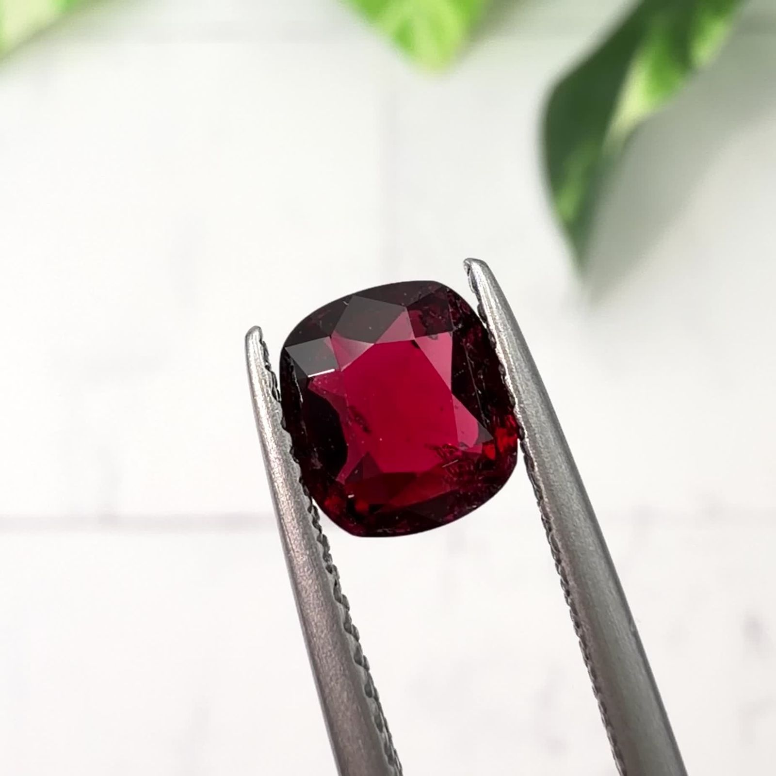レッドスピネル(宝石名レッド・スピネル)ビルマ産 識別済 1.25ct / 6.8