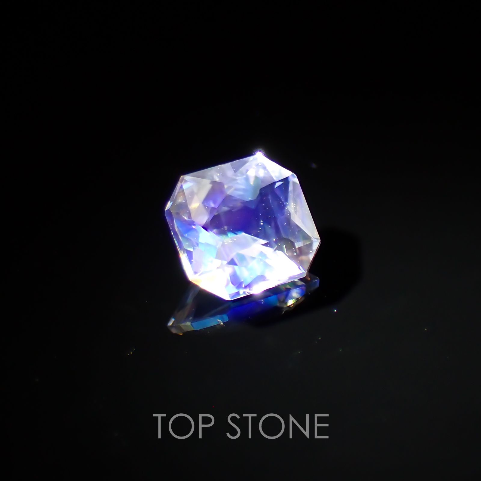 レインボームーンストーン(アンデシンラブラドライト) マダガスカル産 ルース 0.88ct[210310129]6.6×6mm前後