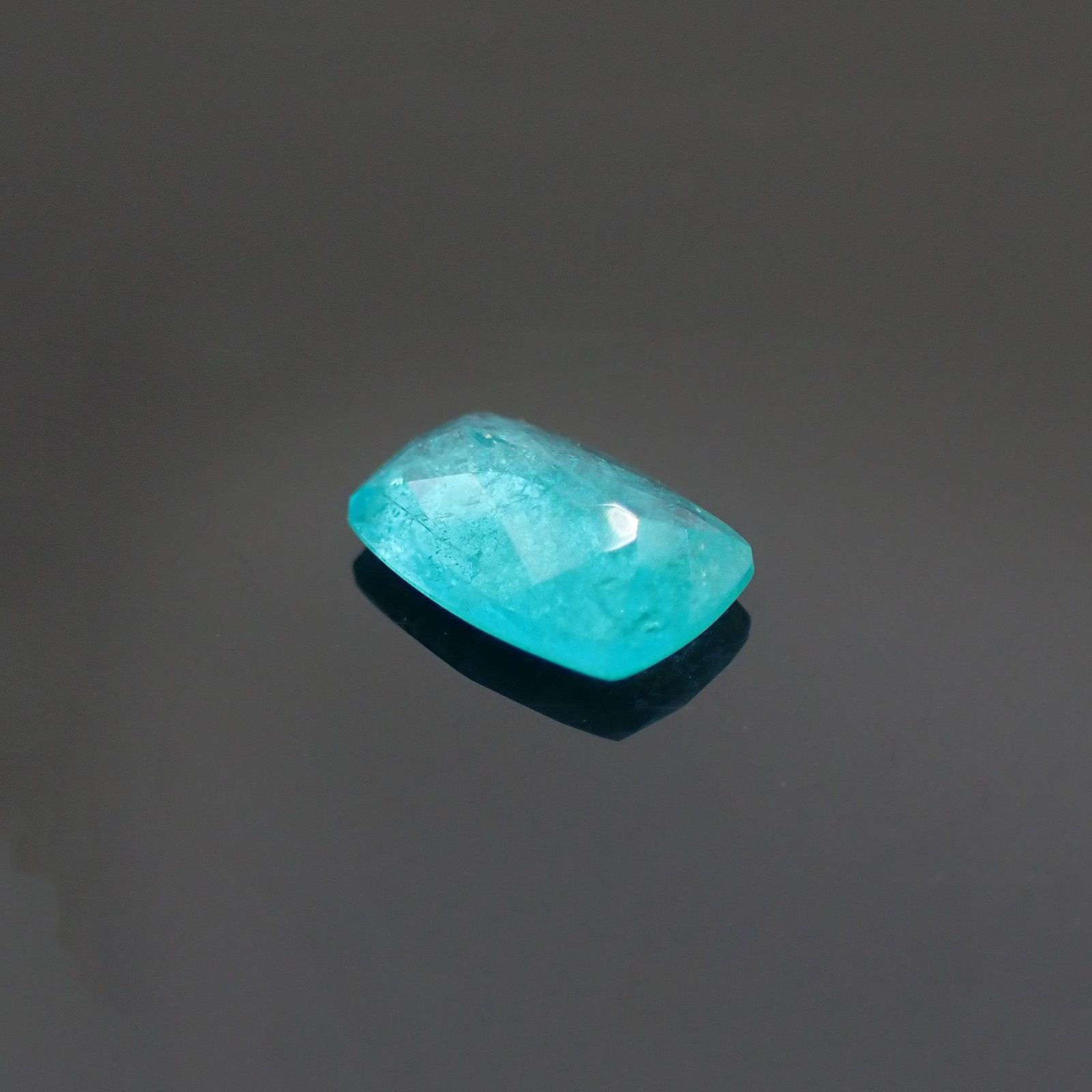 パライバトルマリン(宝石名トルマリン/別名パライバ・トルマリン) ブラジル産 GIA鑑付 0.99ct / 8×5.5mm前後 [19110908]