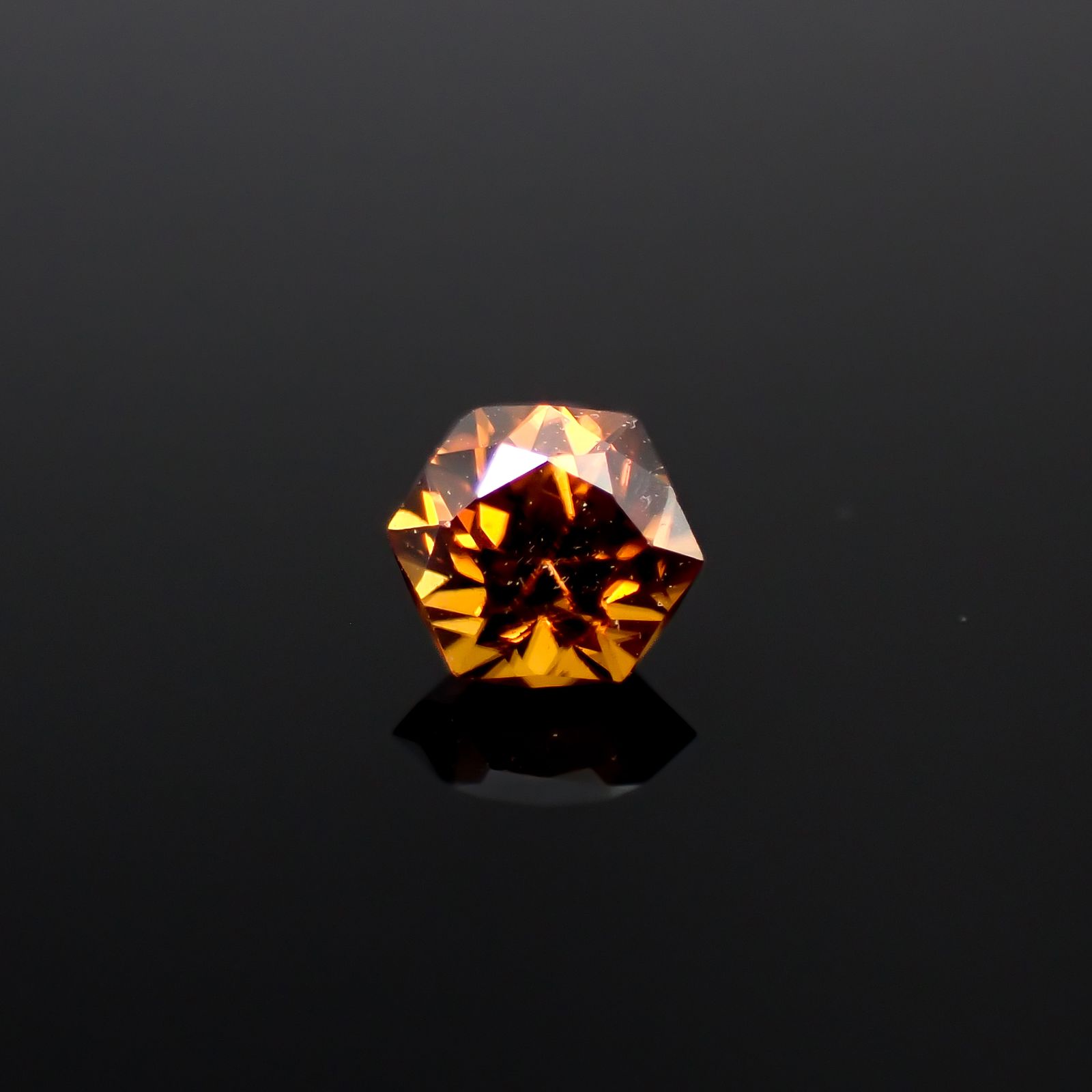◇ヘキサゴンカット◇オレンジジルコン(宝石名ジルコン)スリランカ/カンボジア産 0.44ct 識別済[241129491]3.9x3.8mm前後
