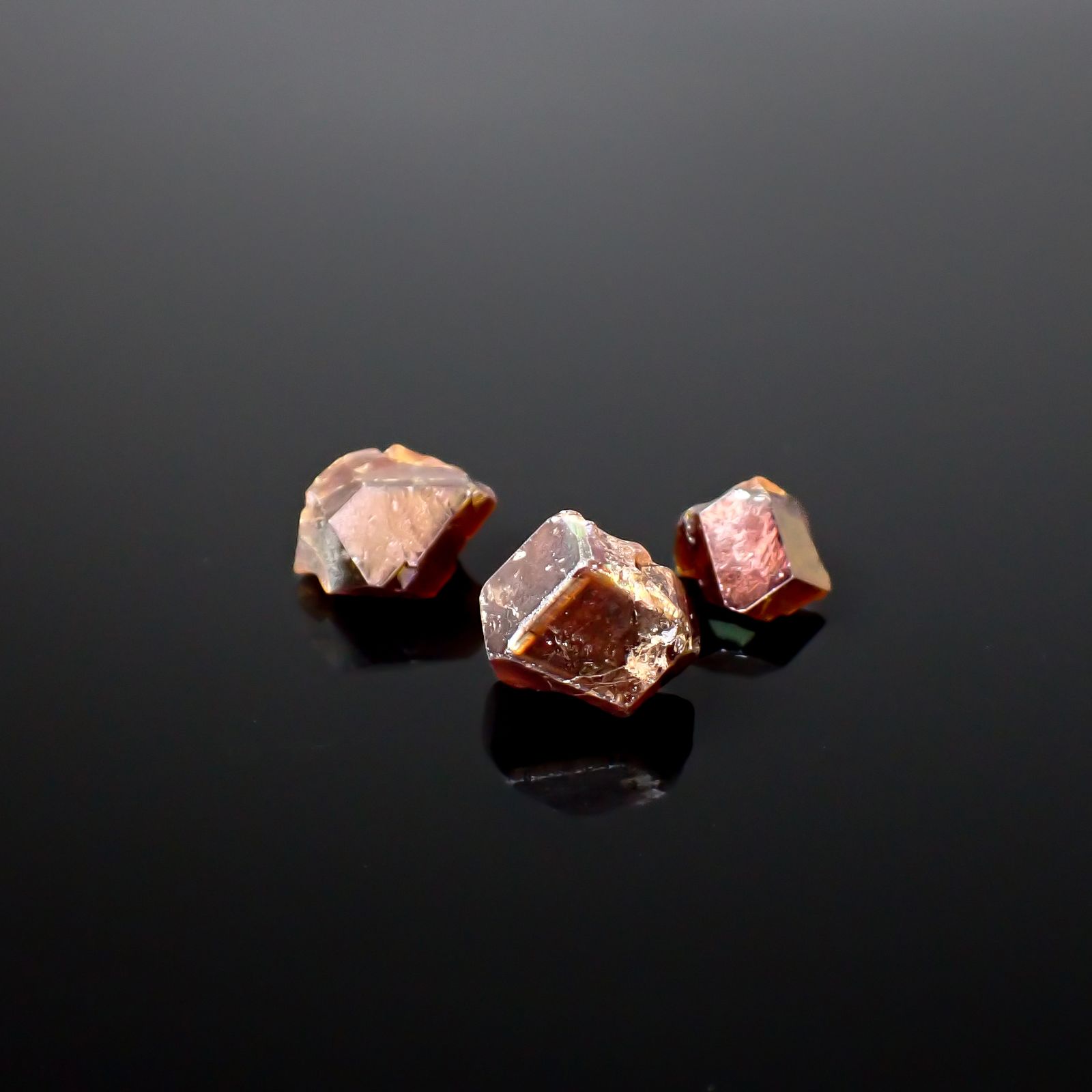 レインボーガーネット原石3個セット 日本・奈良県産 15.70ct(3pcs合計) / 7.1-10.4x7.0-9.7mm前後 [260432081]
