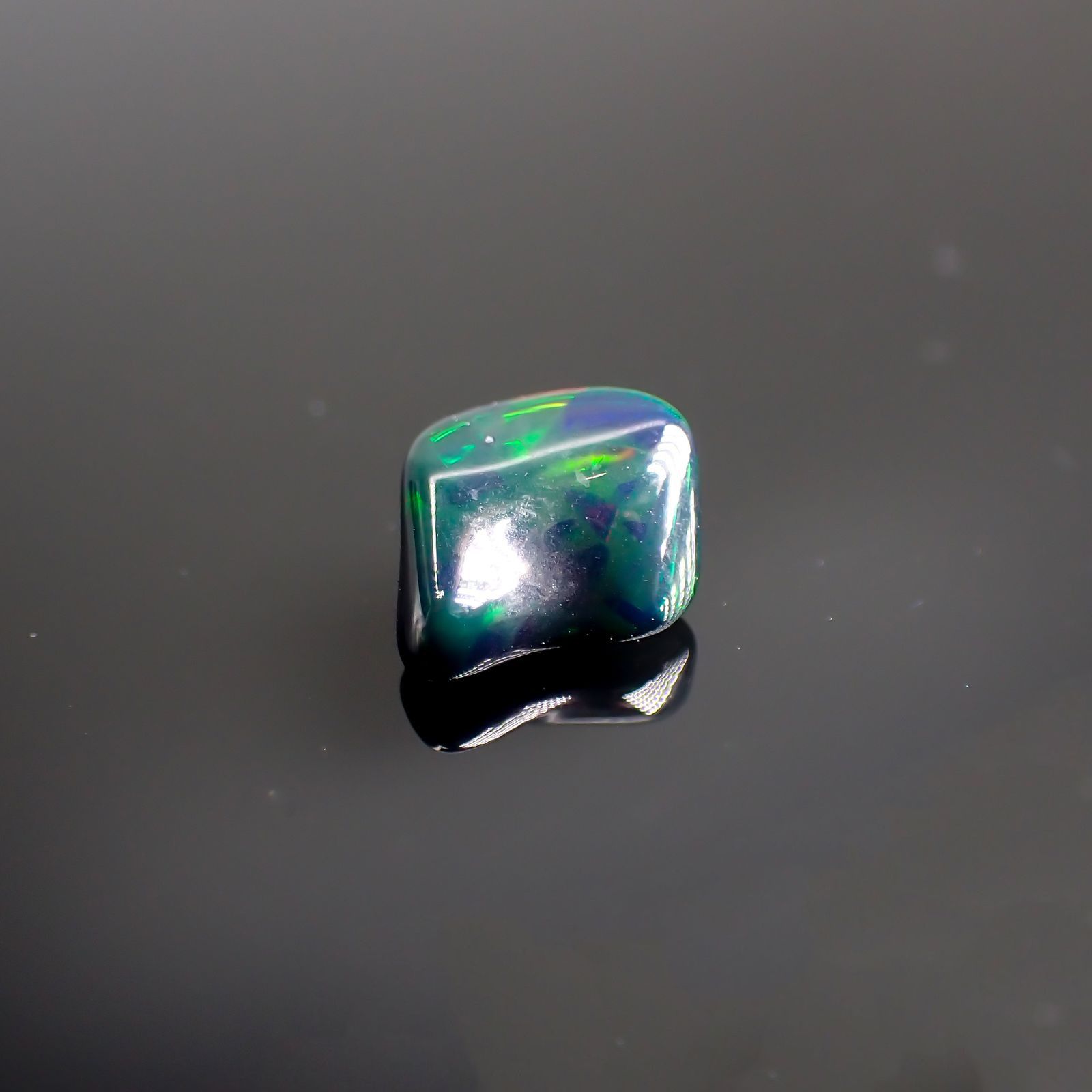 ◇バロック型◇ブラックオパール(宝石名オパール/加熱処理) エチオピア産 識別済 1.04ct / 9.5x8mm前後 [211013513]