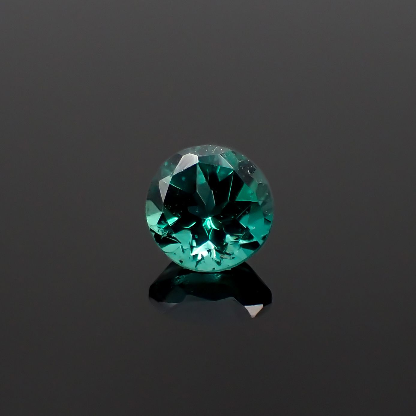 ノーブルモロキサイト マダガスカル産 0.60ct[230321366]5.1x5.1mm前後