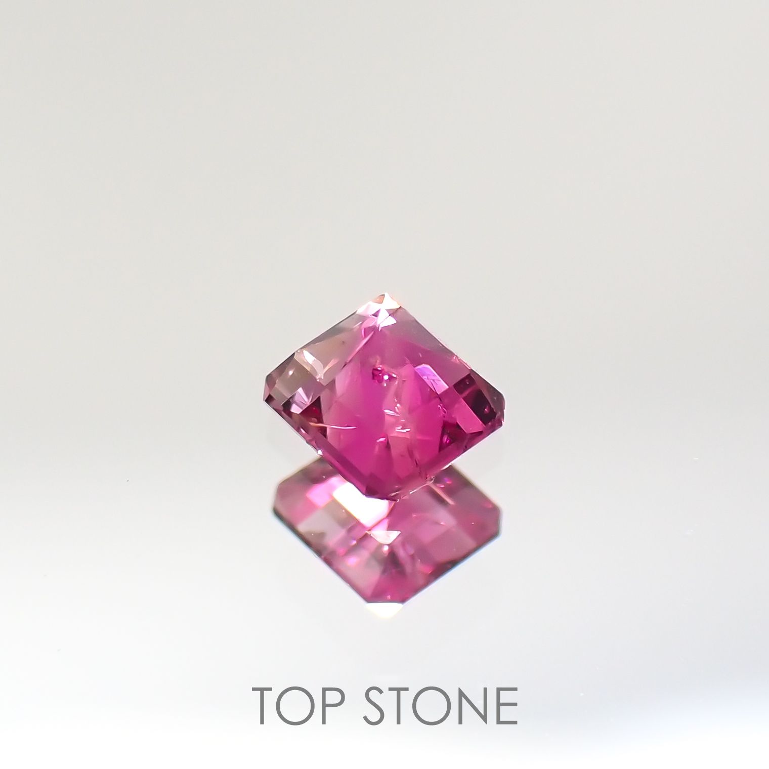 レッドベリル アメリカ・ユタ州産 ルース 0.147ct[210712048]3.2×2.9mm前後