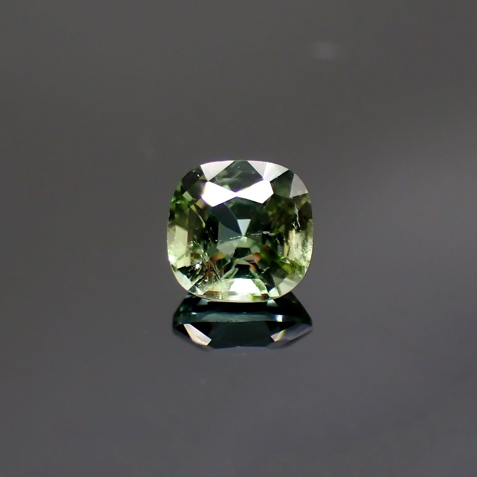 ミントトルマリン(宝石名グリーン・トルマリン) アフガニスタン産 識別済 0.51ct / 4.7x4.7mm前後 [260313622]