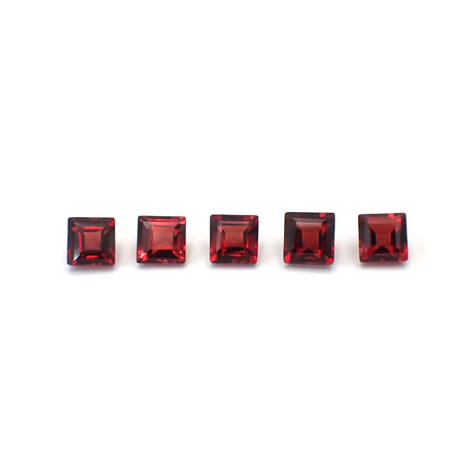 ◇ランダムセレクト◇パイロープアルマンディンガーネット モザンビーク産 約0.52ct / 4.1x4.1mm前後 [260532216-PAC]