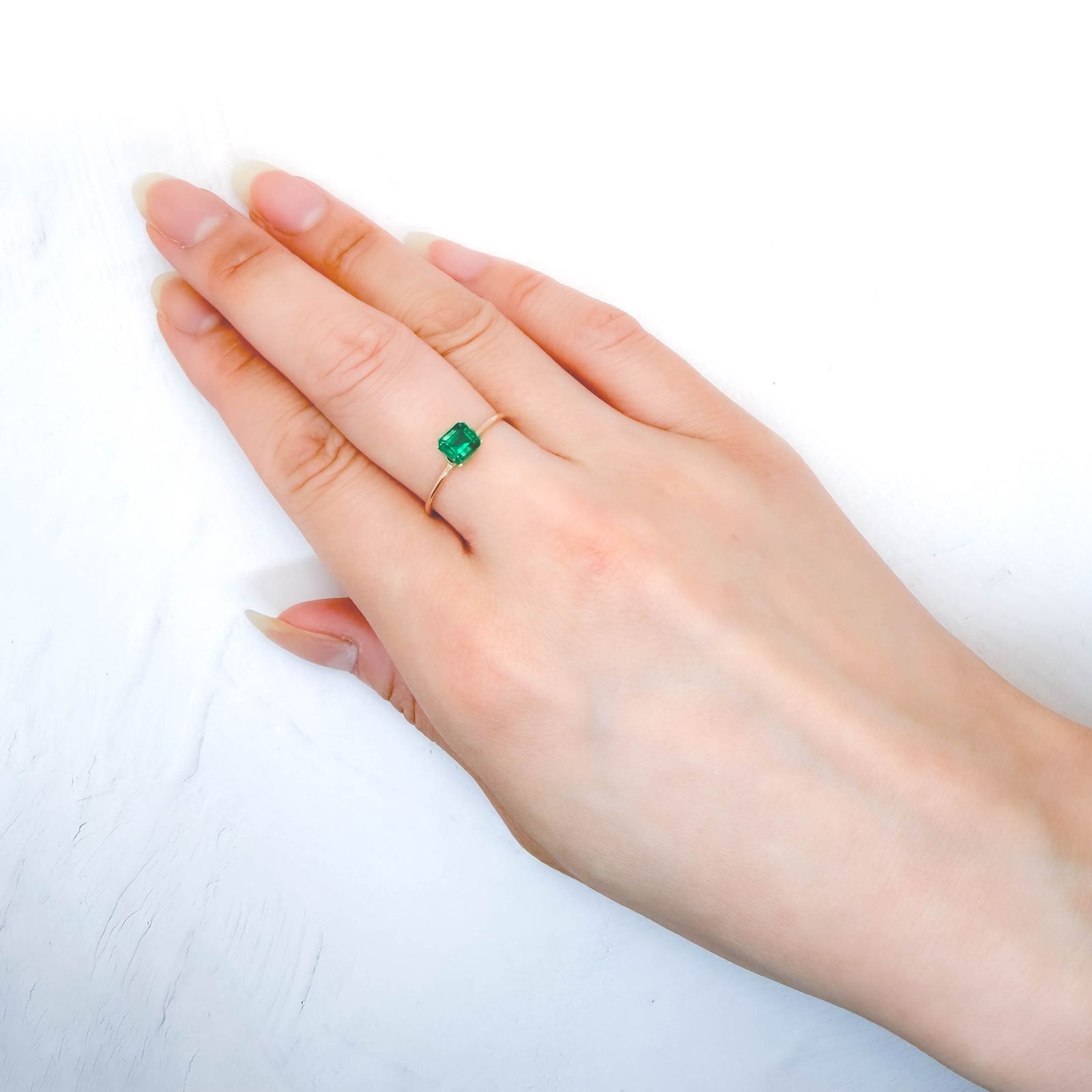 エメラルド(宝石名エメラルド) コロンビア産 ソ付(彩珠) 0.561ct / 5.2x4.6mm前後 [210711710]
