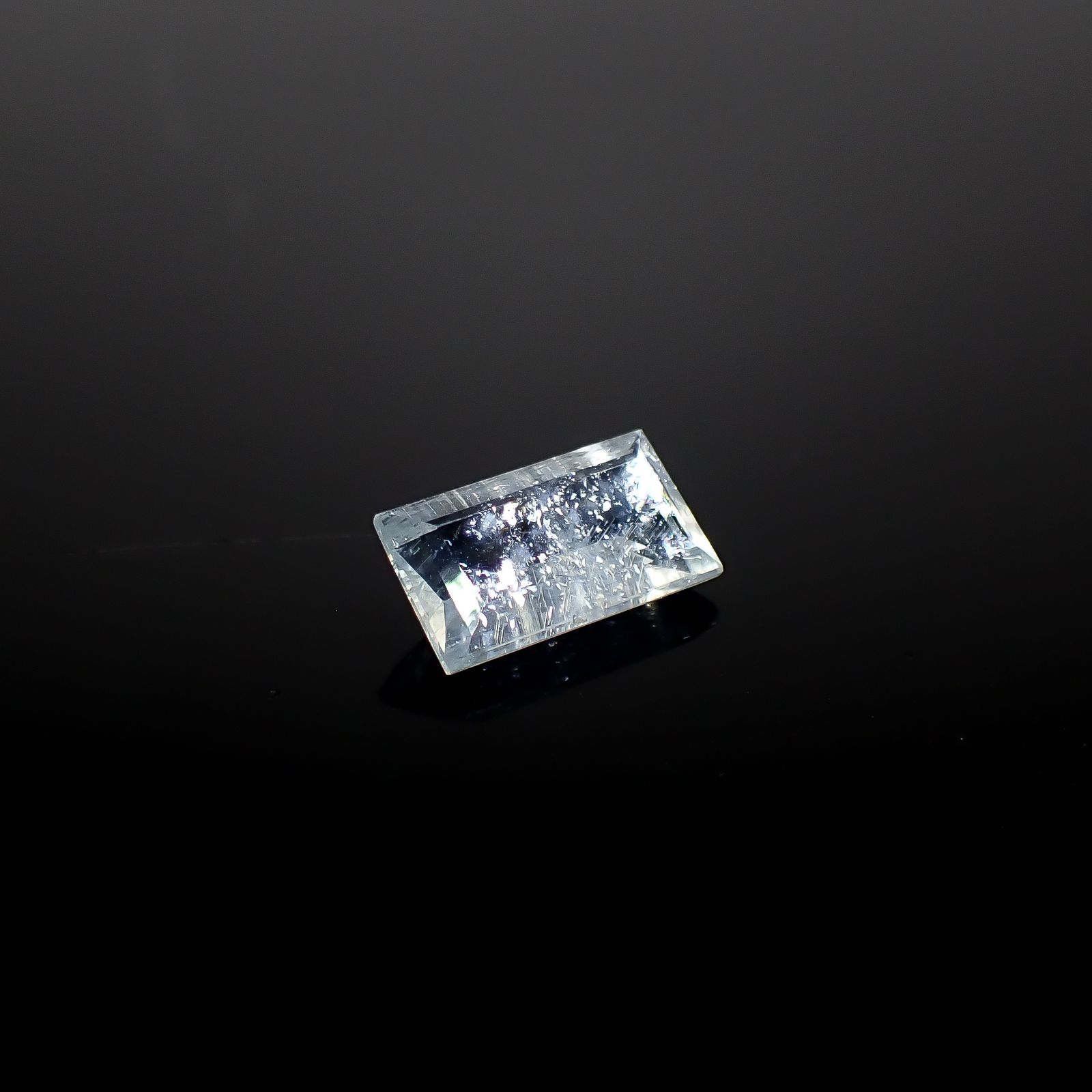 イリデッセンスアクアマリン ブラジル産 2.43ct [250730714]11.8x6.5mm前後