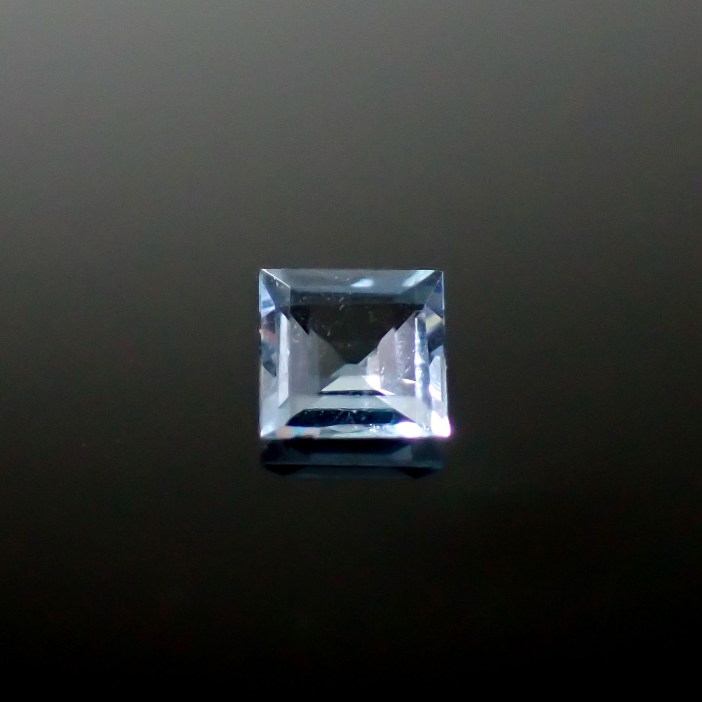 テネブレッセンススキャポライト アフガニスタン産 0.12ct / 3.3x3.1mm前後 [260532262]