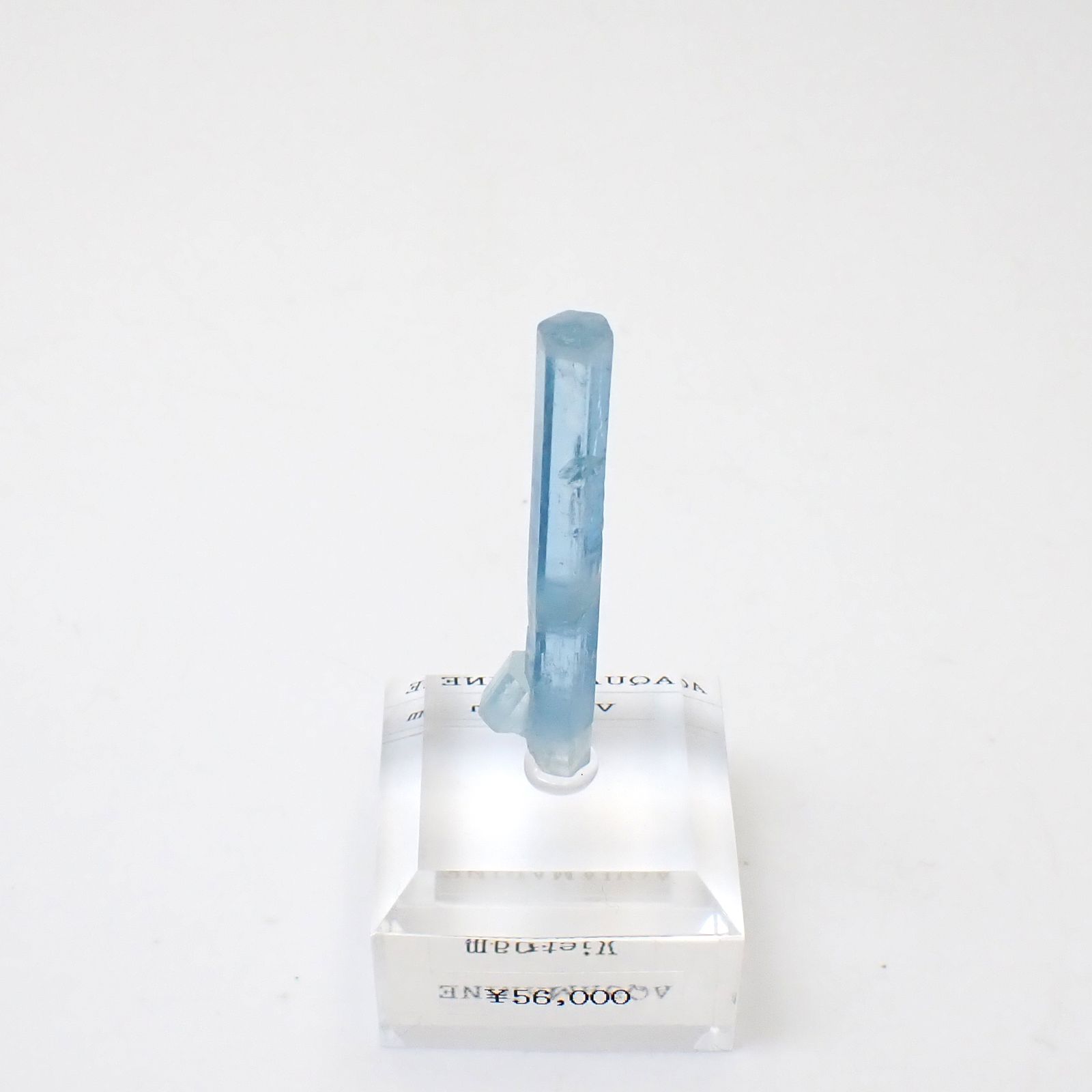 アクアマリン柱状結晶原石 ベトナム産 アクリル台座付き 13.02ct(2.60g) / 4.2x5.5x46.5mm前後 [260632333]