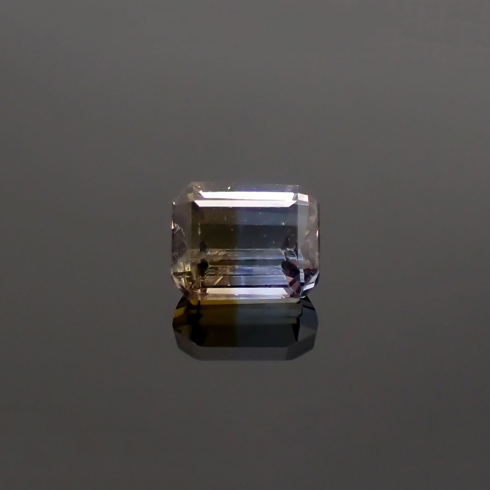 バイカラータンザナイト(宝石名バイカラー・ゾイサイト) タンザニア産 ソ付(彩珠) 0.752ct / 5.5x4.4mm前後 [210711581]