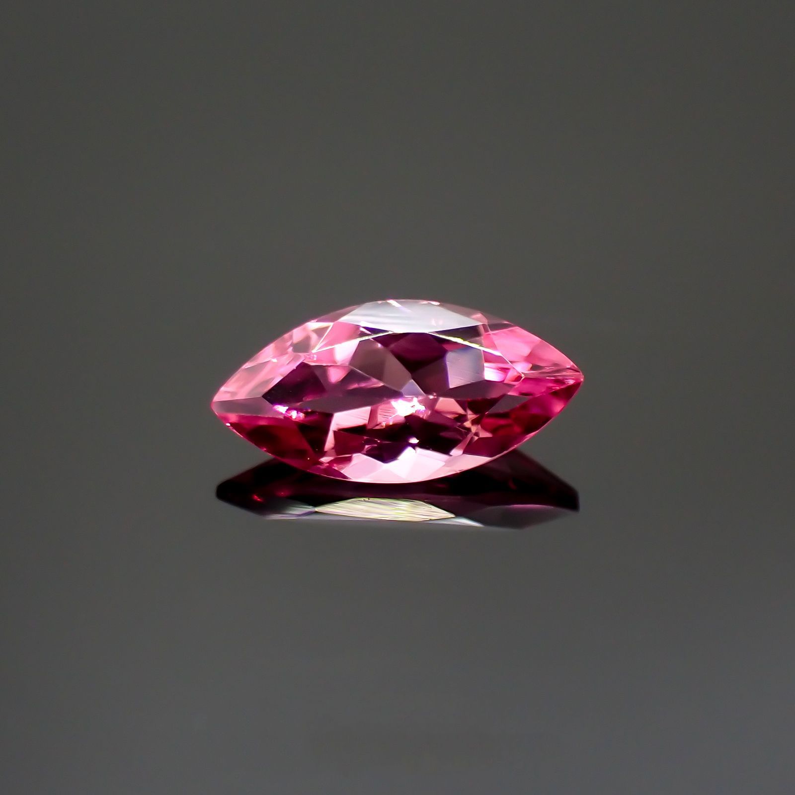 ホットピンクスピネル(宝石名ピンク・スピネル)タンザニア産 0.35ct 識別済[230823040]7x3.4mm前後