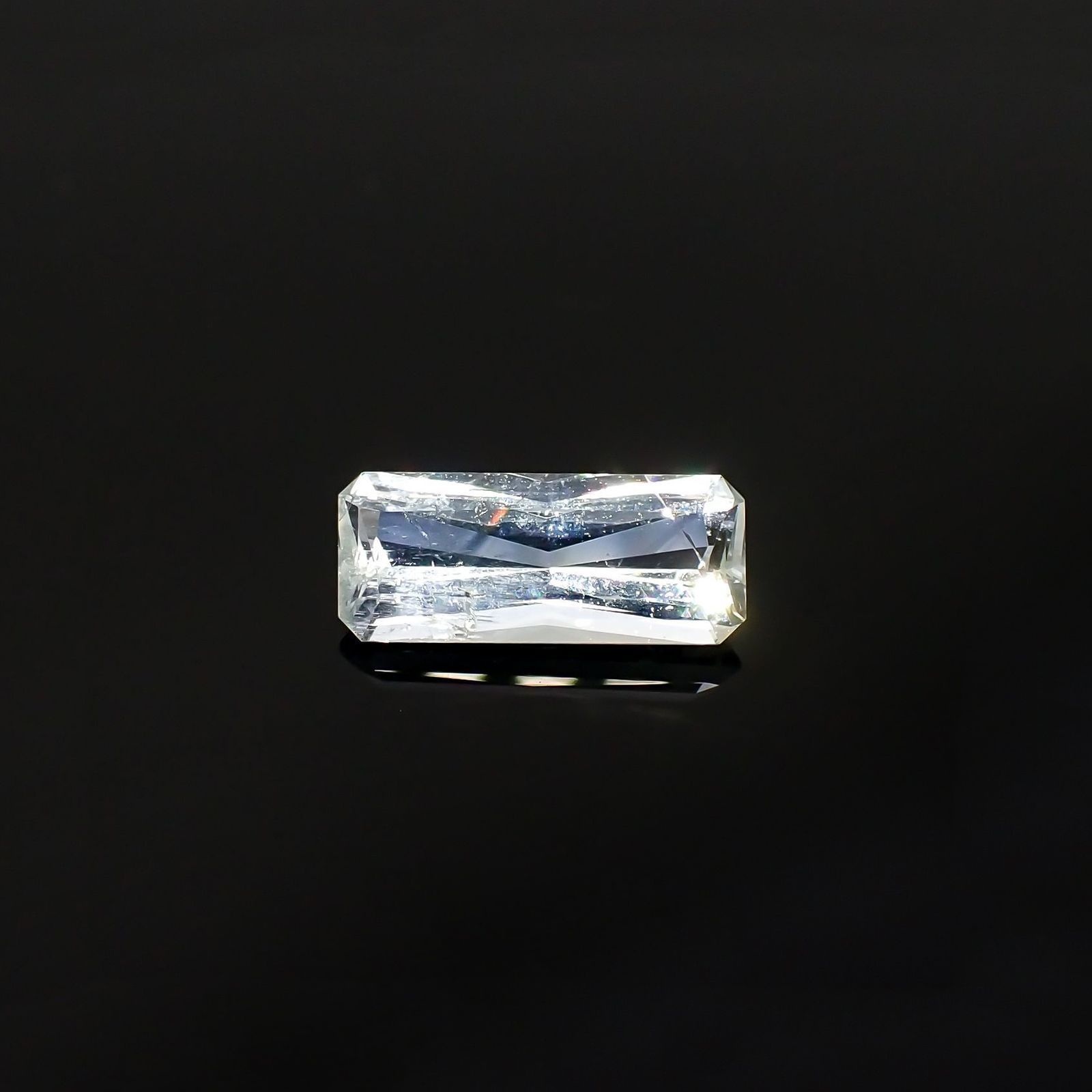 ジェレメジェバイト(宝石名エレメジェバイト)ナミビア産 ソ付(彩珠) 1.084ct / 10x4.2mm前後 [220616456]