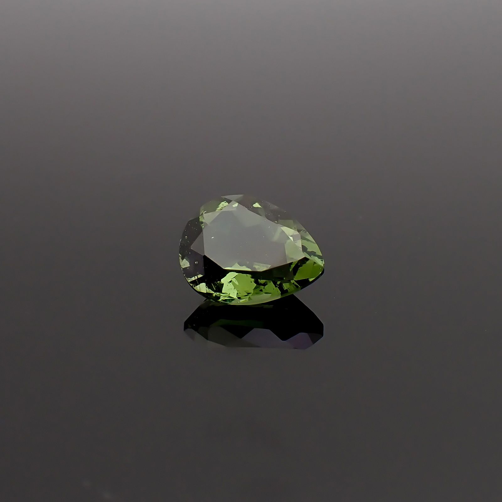 モルダバイト 発見地：旧チェコスロバキア 2.05ct / 10.1x8.1mm前後 [260832684]
