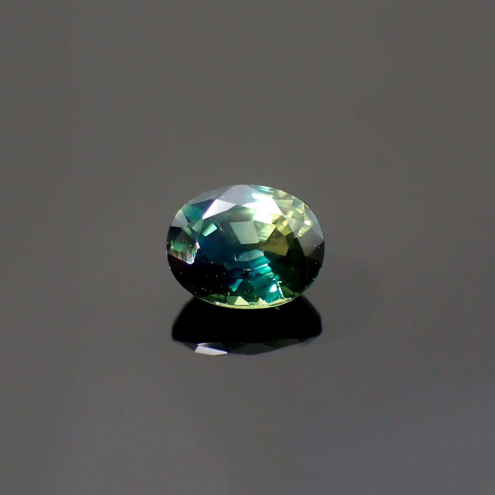 バイカラーサファイア(宝石名バイカラー・サファイア)マダガスカル/オーストラリア産 0.52ct 識別済[250114061]4.9x4mm前後