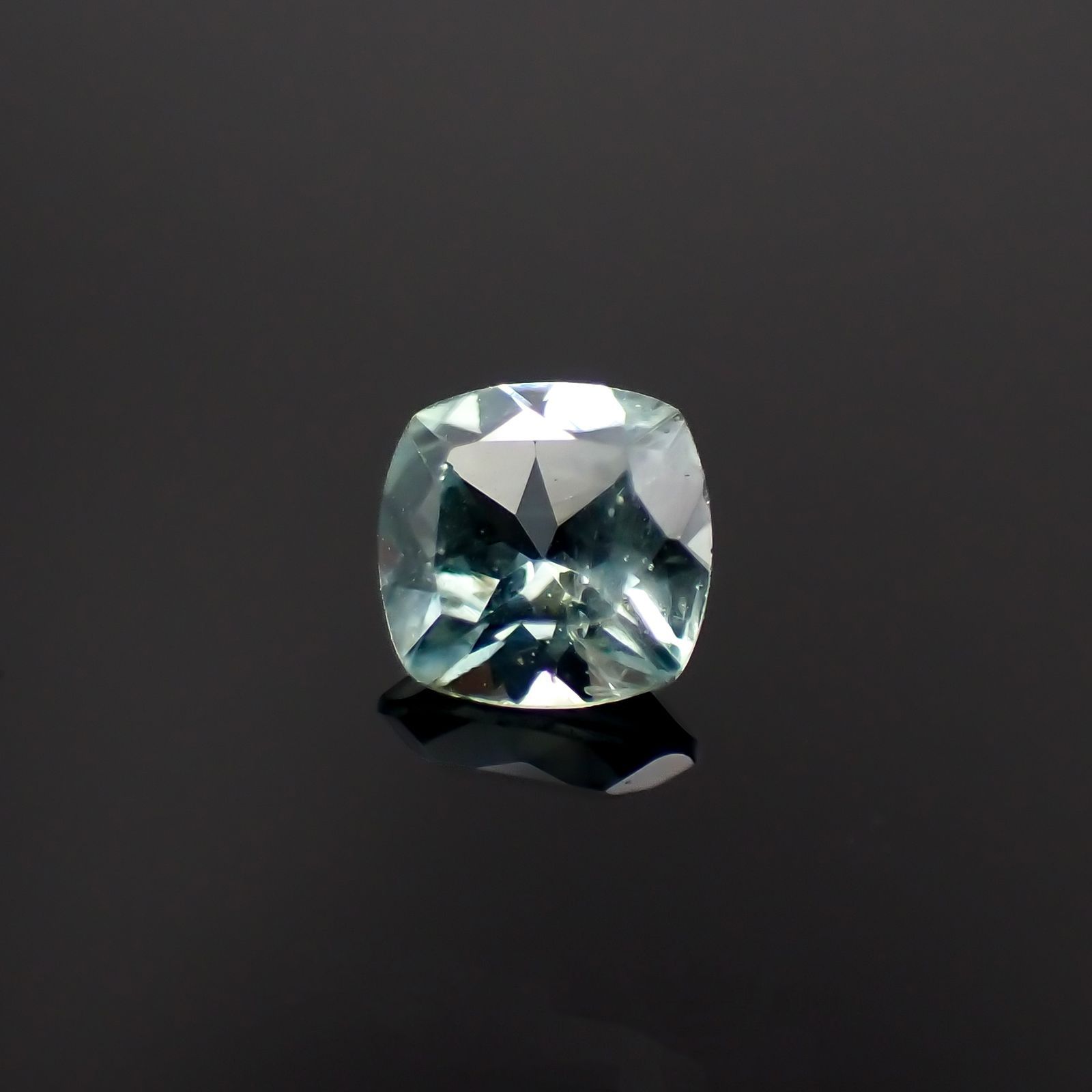 モンタナサファイア 針入り】モンタナサファイア 0.99ct | EnMedel 〔 宝石ルース
