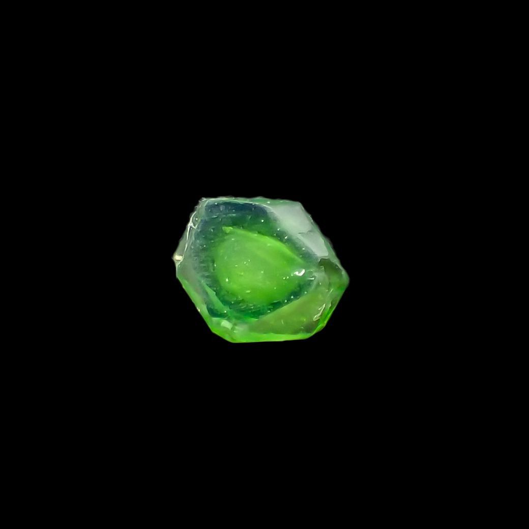 デマントイドガーネット 原石スライス(宝石名デマントイド・ガーネット) 0.27ct 識別済[210912779]4.6×3.9mm前後