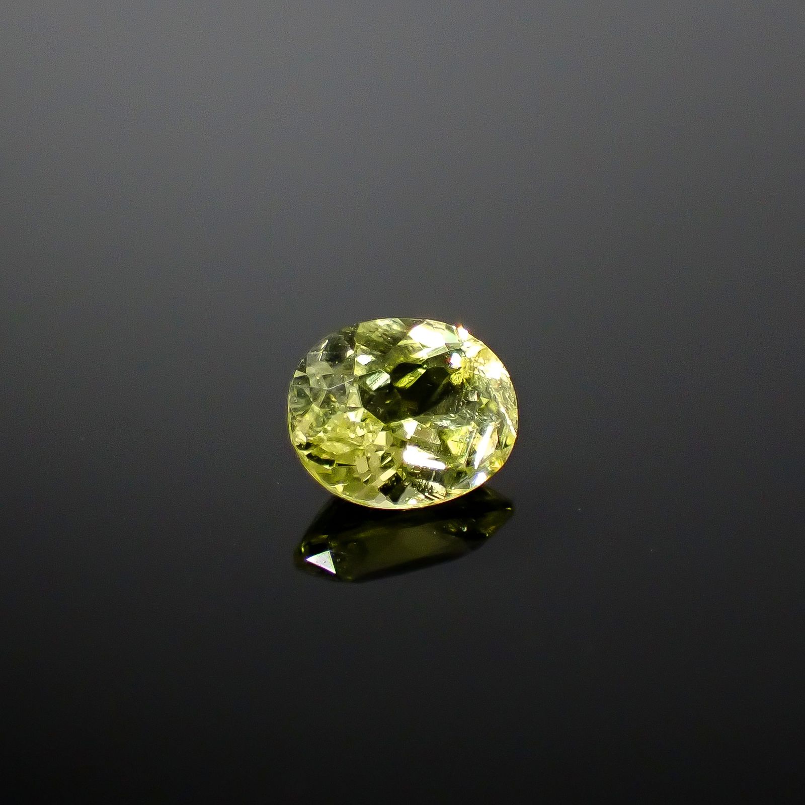 イエローゾイサイト(宝石名イエロー・ゾイサイト)タンザニア産 0.383ct ソ付(彩珠)[250630566]5x4.1mm前後