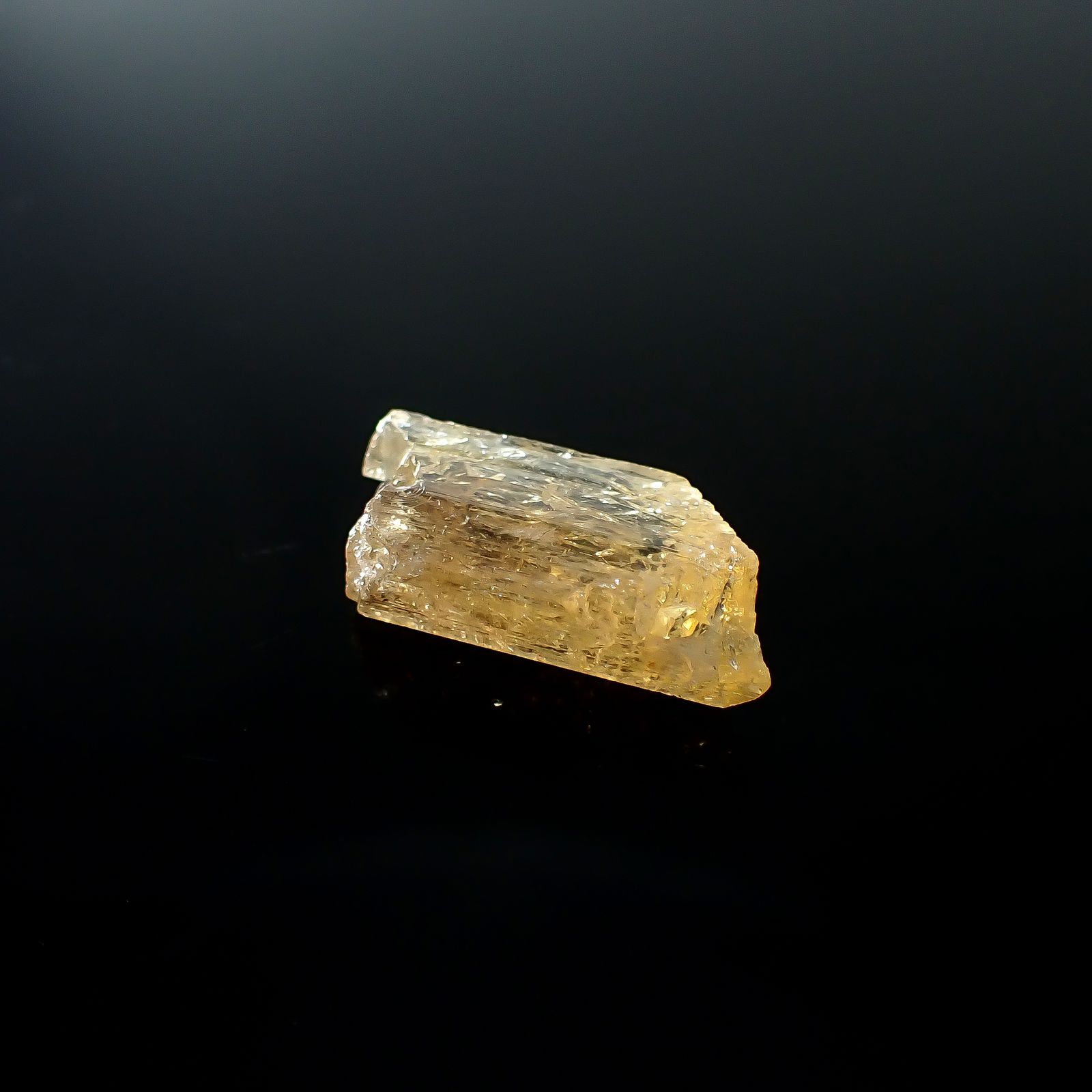 インペリアルトパーズ 原石 ザンビア産 21.60ct / 24.9x13.1mm前後 [250730933]