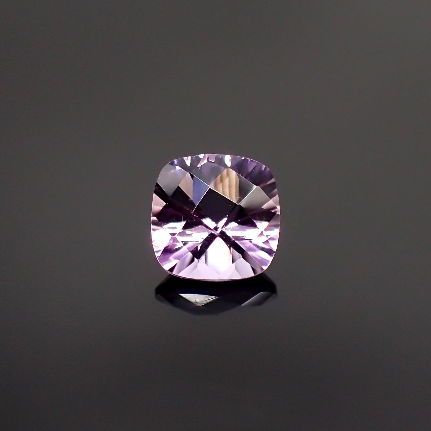 ◇チェッカーコンケーブカット◇アメジスト(宝石名アメシスト) ブラジル産 1.31ct 識別済[210913034]7.1×7.1mm前後