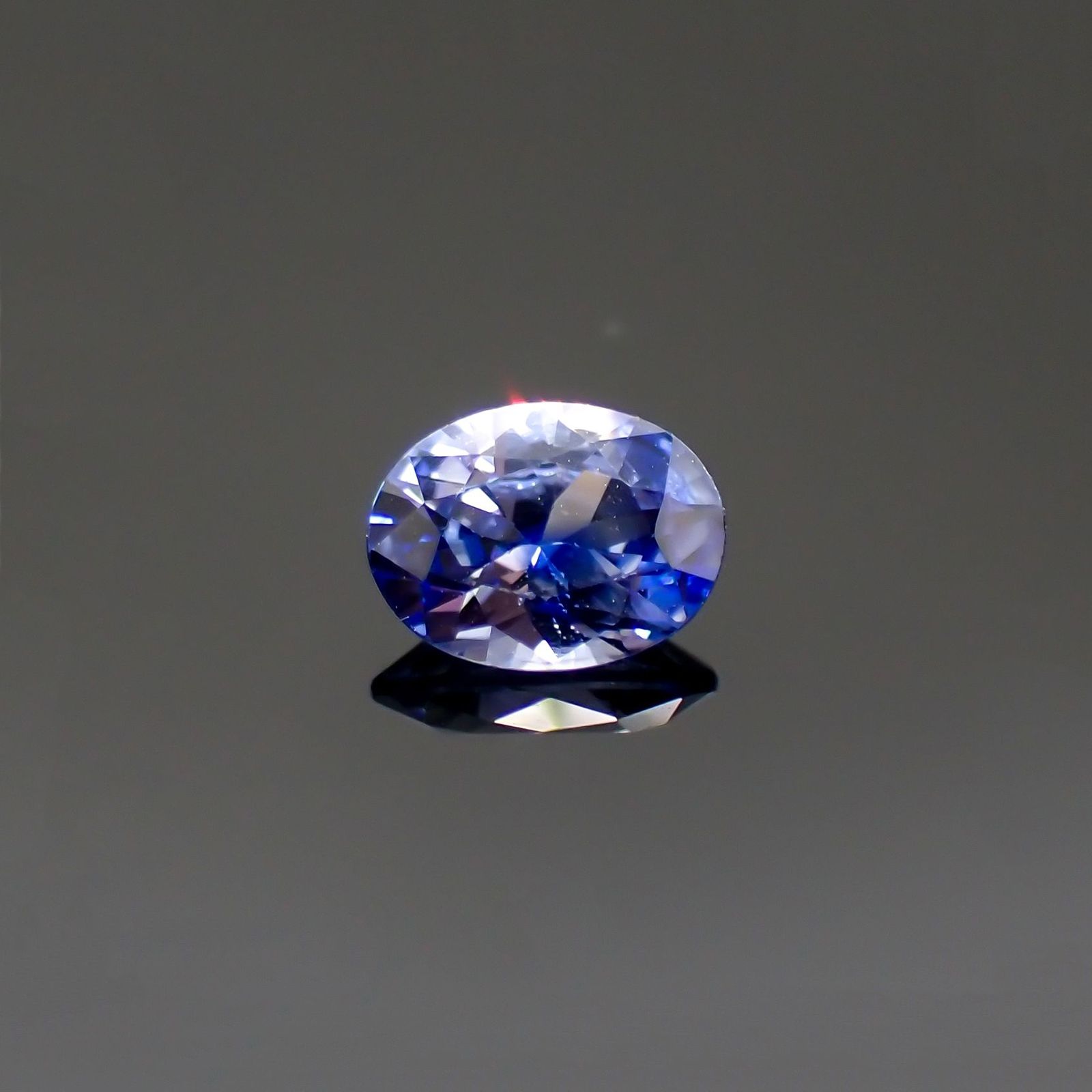 バイカラーサファイア(宝石名サファイア)スリランカ/マダガスカル産 識別済 0.64ct / 6.1x4.6mm前後 [220817433]