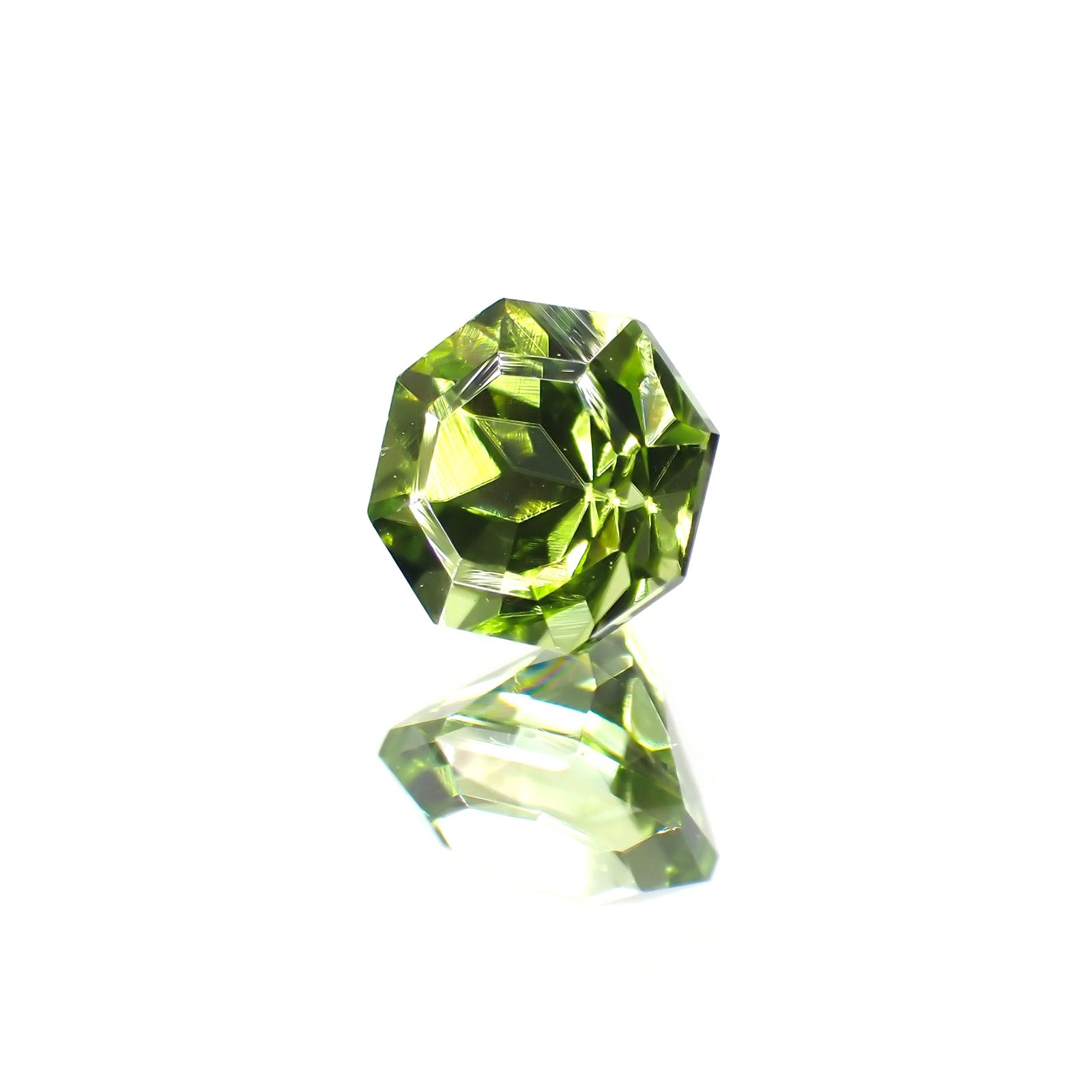 ◇オクタゴンカット◇ペリドット(宝石名ペリドット) パキスタン産 0.75ct 識別済[251013112]5.1×5mm前後