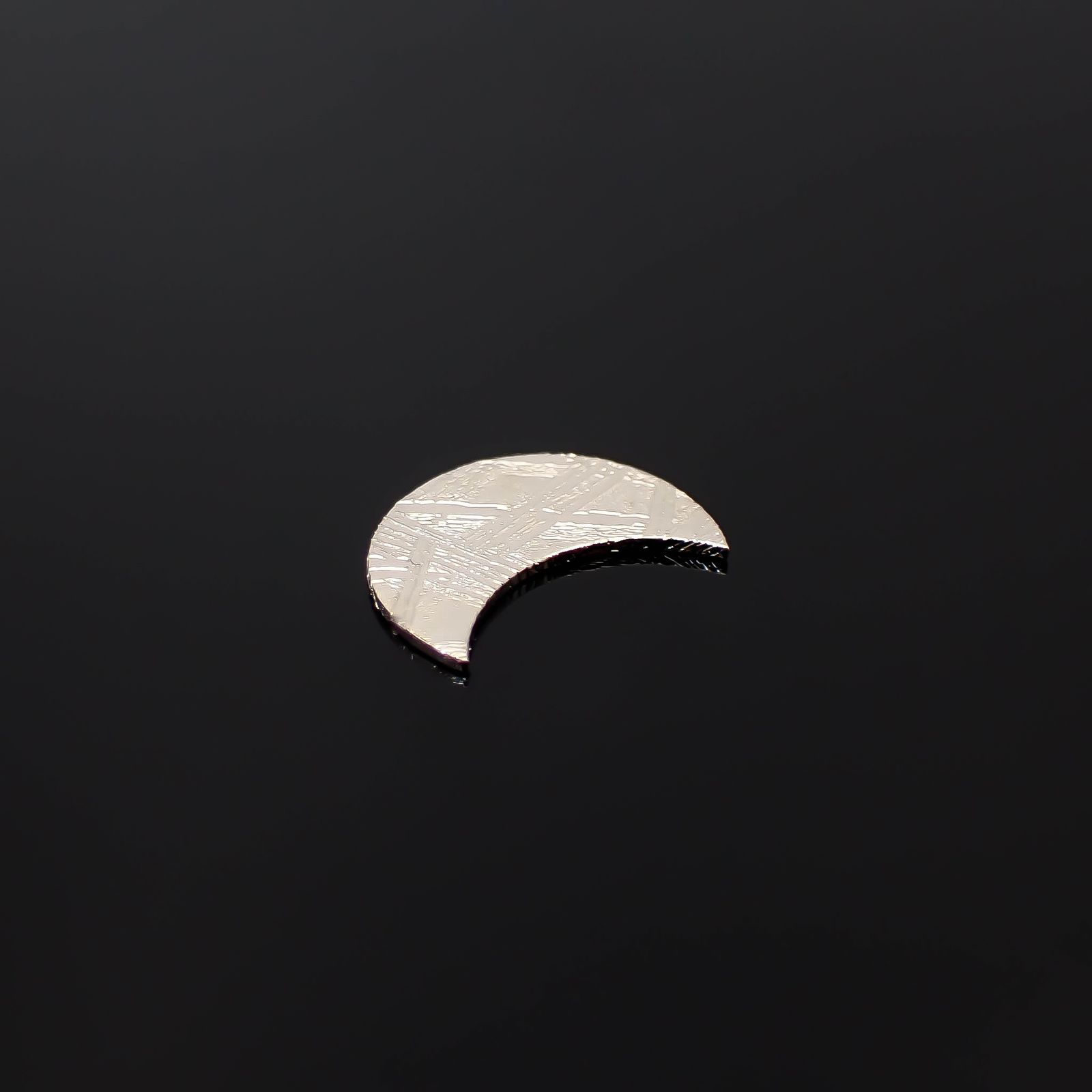 ◇カスタムカット・ムーン◇アルタイ隕石 発見地：中国 0.85ct [250330012]9.9x7.3mm前後