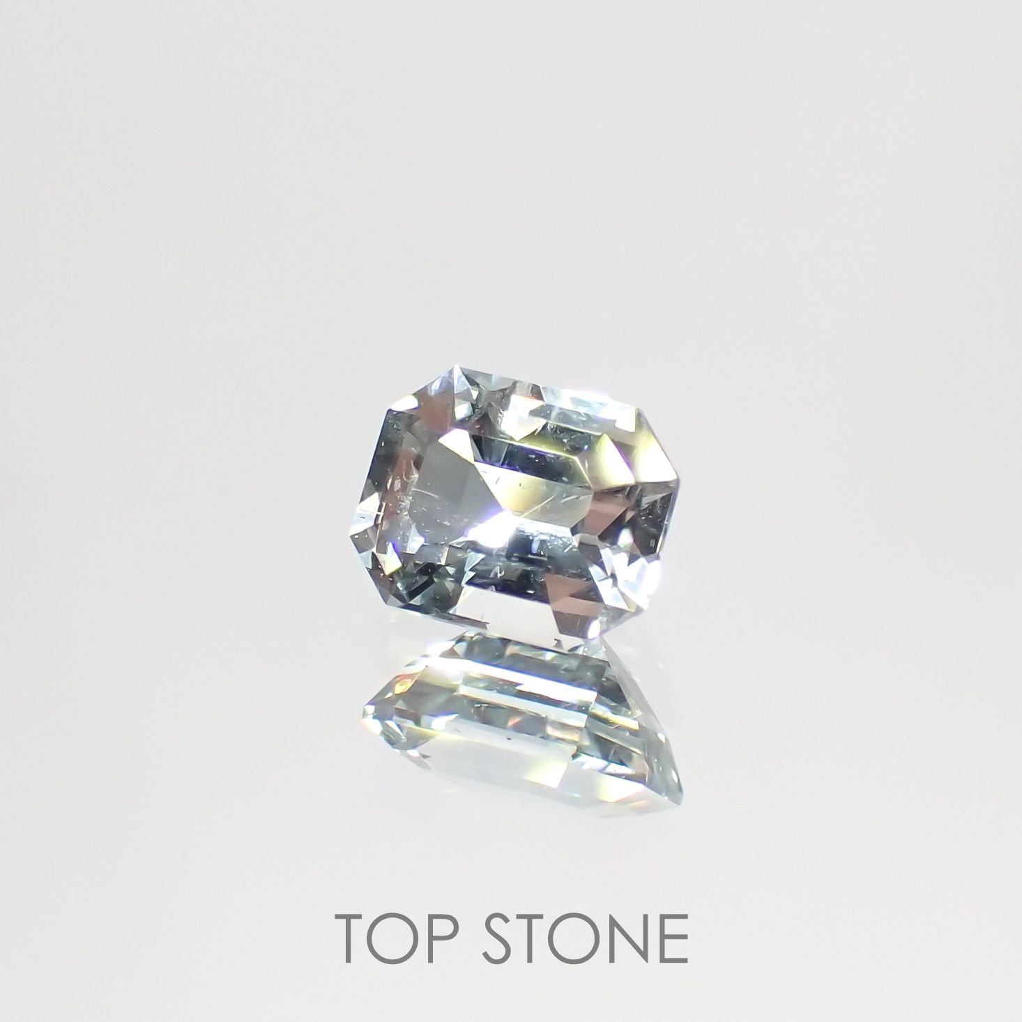 ジェレメジェバイト(宝石名エレメージェバイト) ナミビア産 0.685ct ソ付(彩珠)[20095019]5.7×4.4mm前後