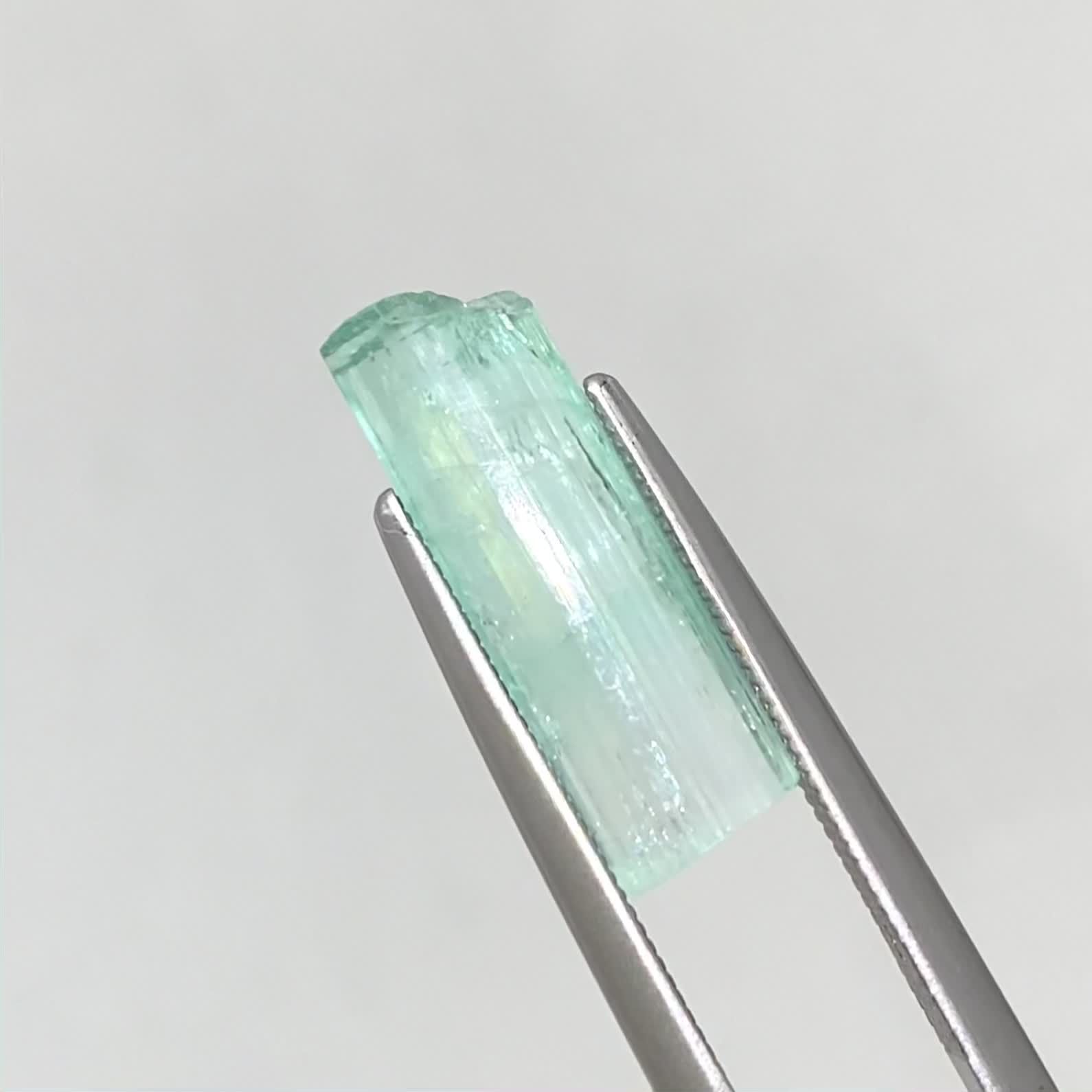 エメラルド柱状結晶 原石 コロンビア産 3.90ct / 16.5x5.2mm前後