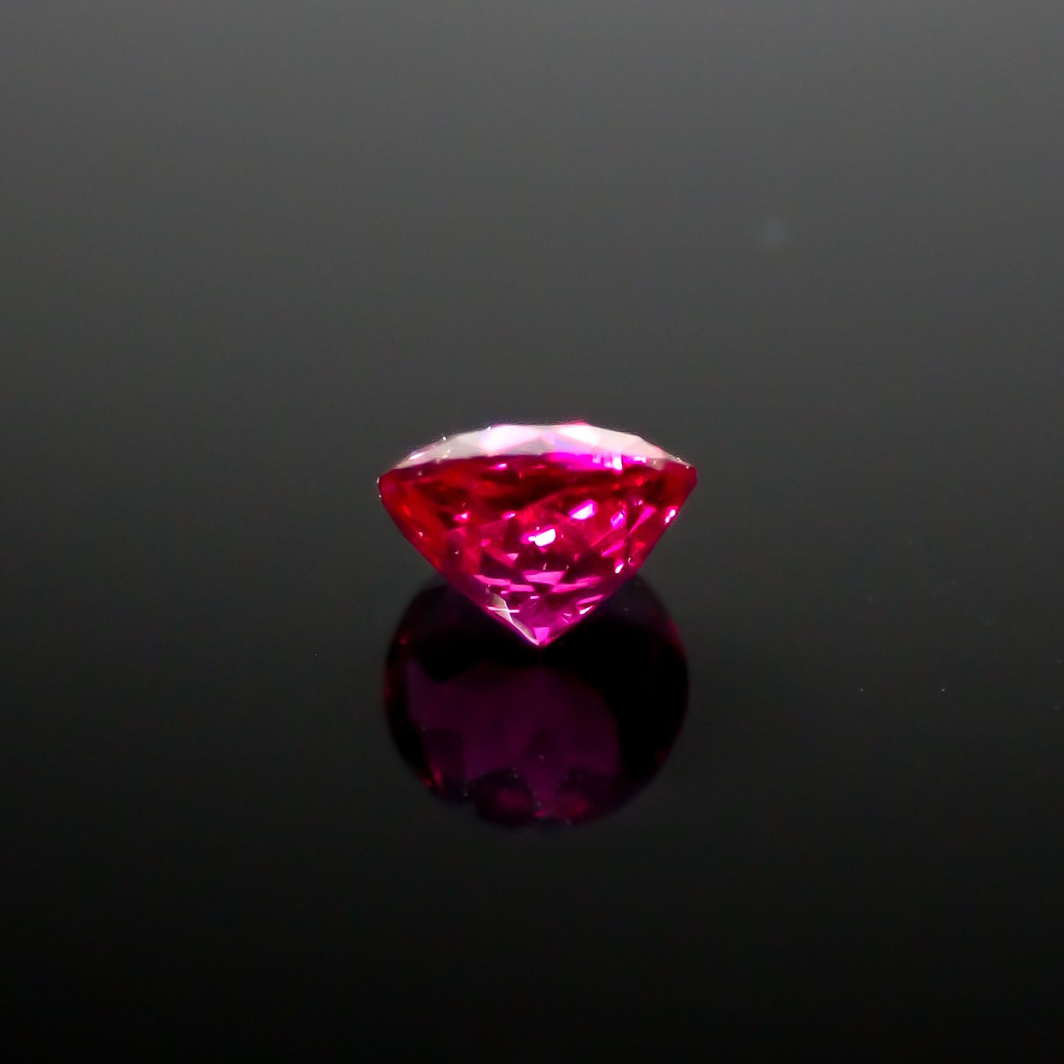 ルビー 非加熱(宝石名ルビー)ミャンマー・モゴック産 0.27ct GIT鑑付[241129474]3.78x3.69mm前後