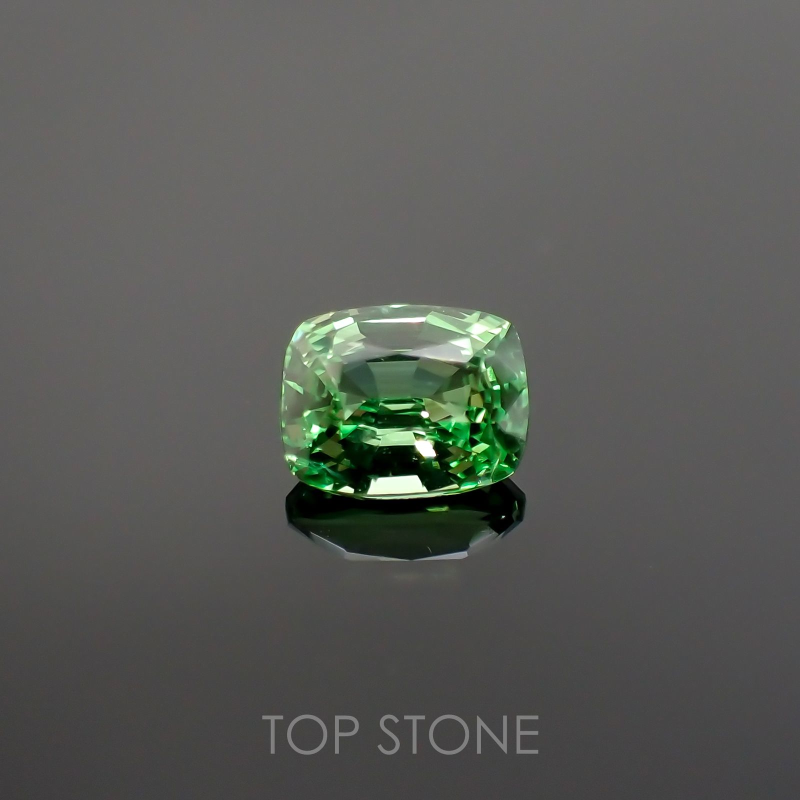 ミントガーネット(宝石名グリーン グロッシュラー・ガーネット) タンザニア産 0.664ct ソ付(彩珠)[210711924]5.4×4.3mm前後