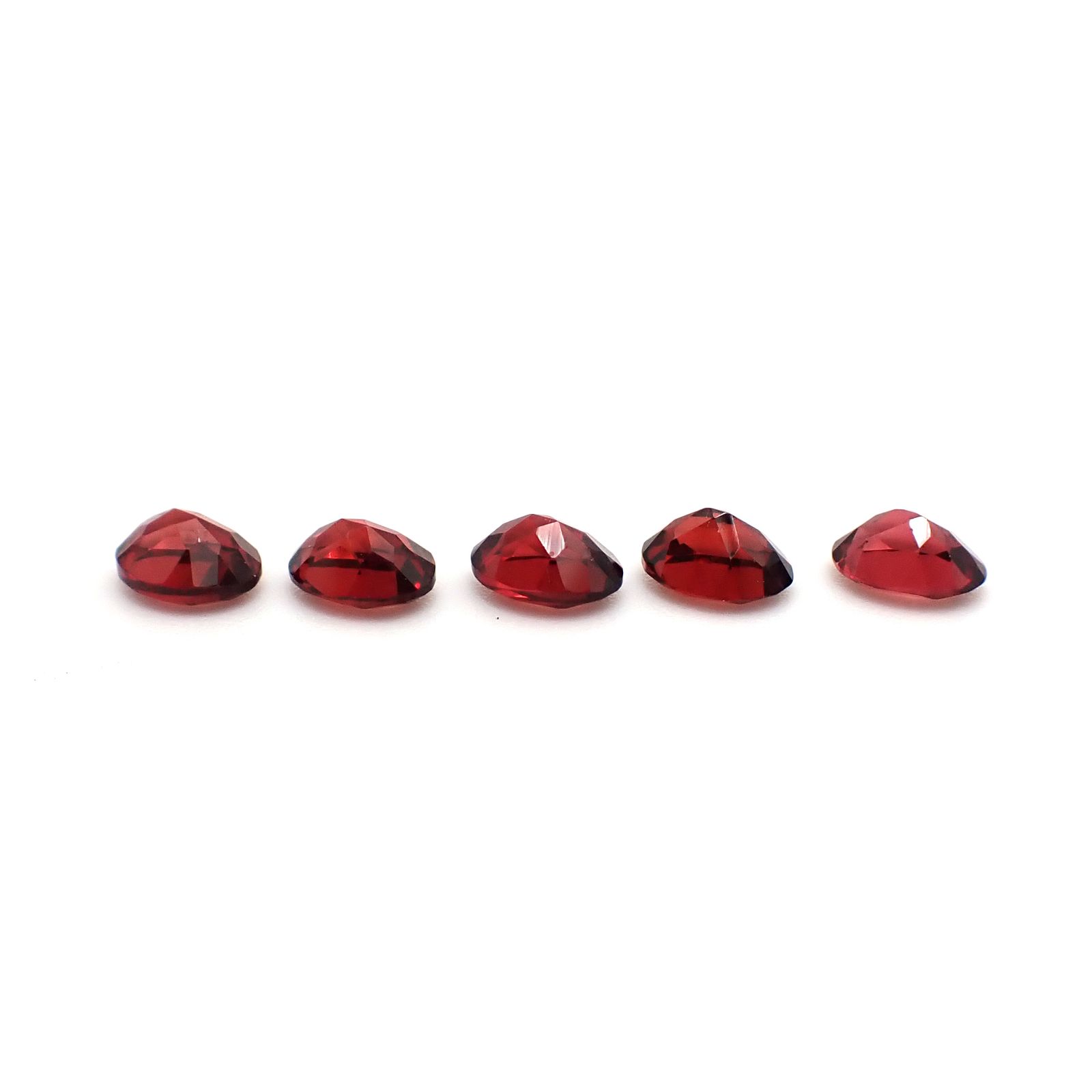 ◇ランダムセレクト◇パイロープアルマンディンガーネット モザンビーク産 約0.40ct / 5x4mm前後 [260532206-PAC]