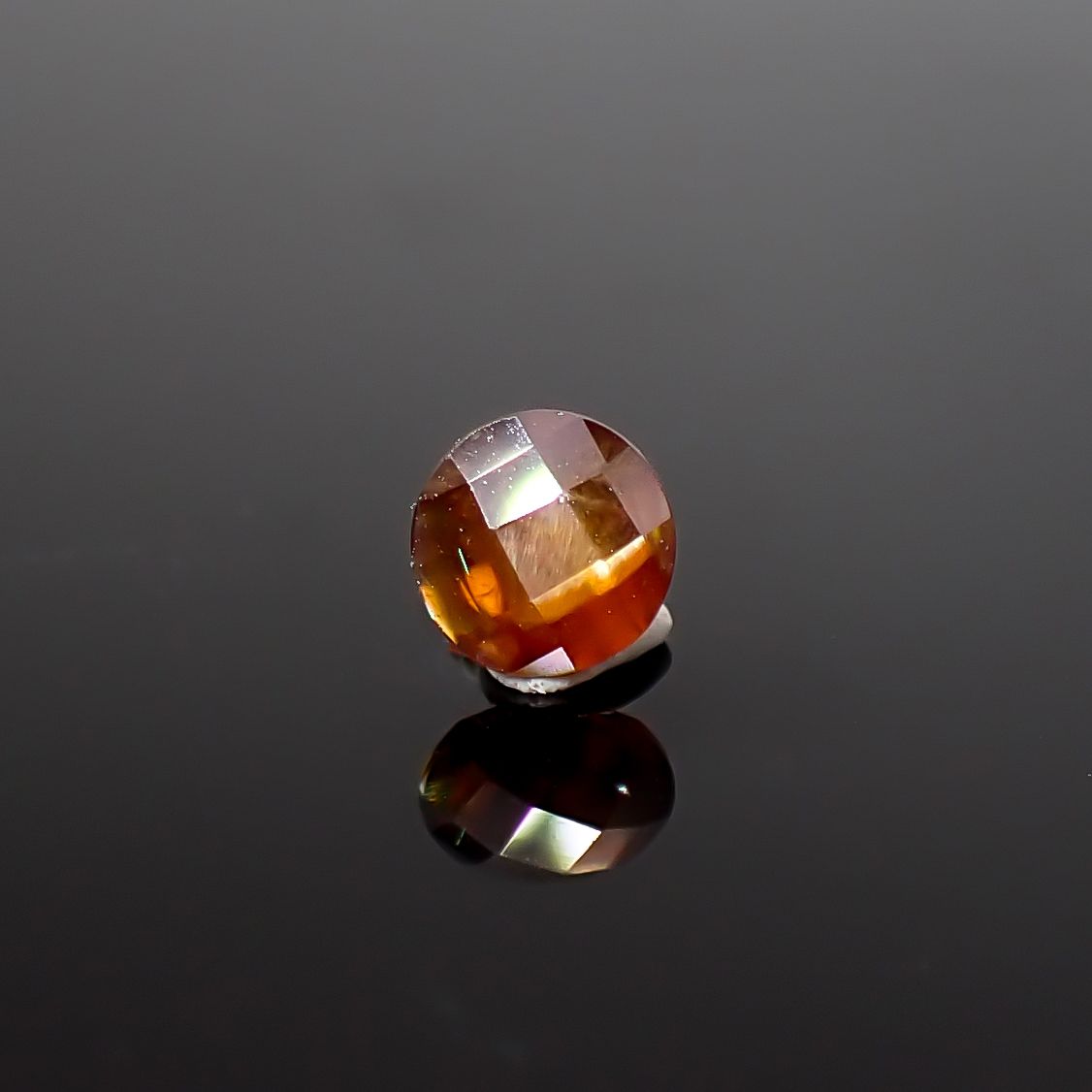 ◇リバーシブル・チェッカーカット◇レインボーガーネット 日本・奈良県産 0.43ct / 4.6x4.6mm前後 [260432085]