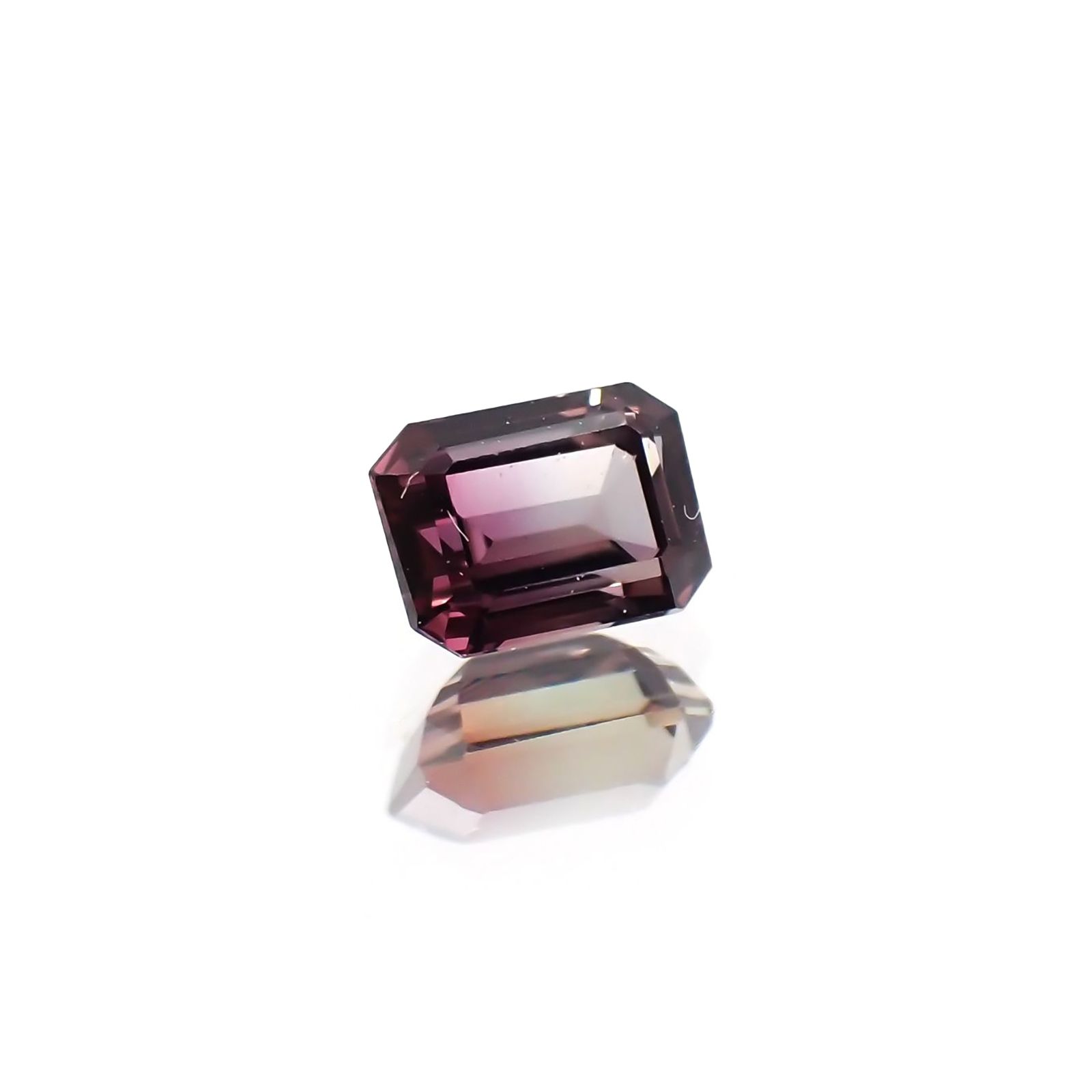 バイカラーサファイア(宝石名バイカラー・サファイア) タンザニア産 識別済 0.26ct / 3.8x2.9mm前後 [21069752]