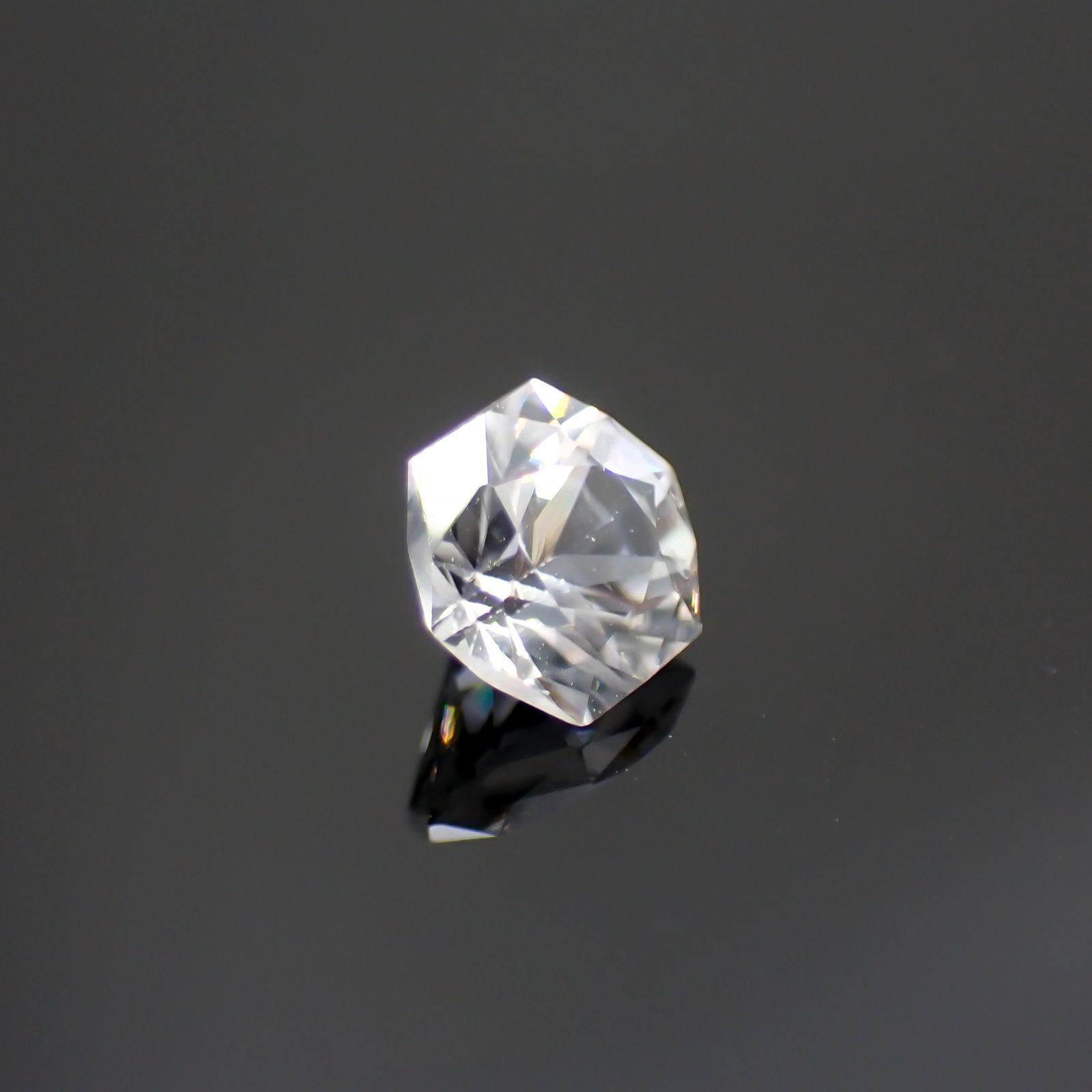 ◇ヘキサゴンカット◇カラーレスジルコン(宝石名ホワイト・ジルコン)スリランカ/カンボジア産 0.84ct 識別済[220114269]4.9x4.8mm前後