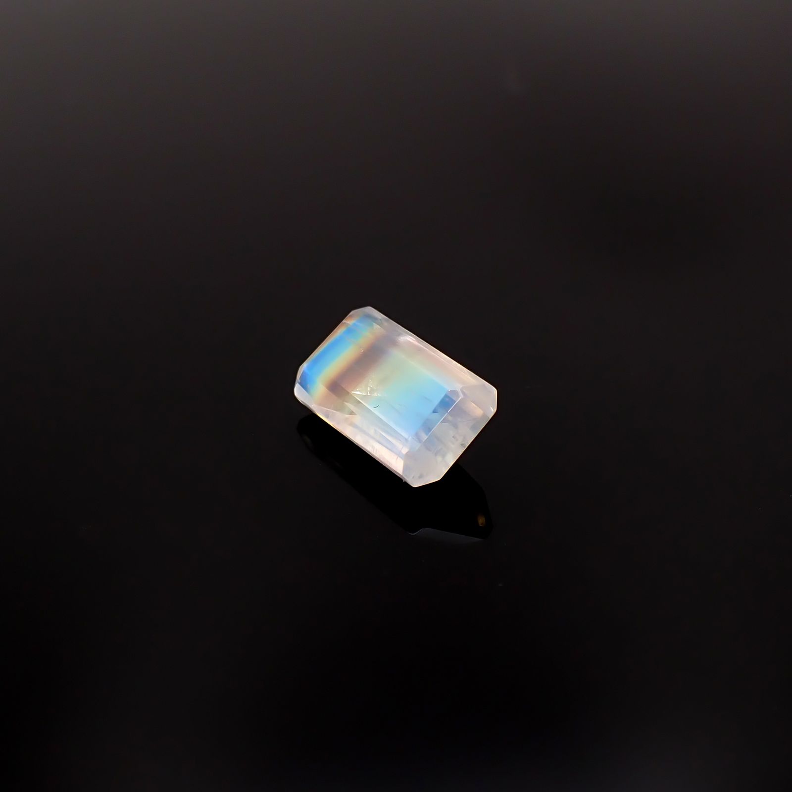 レインボームーンストーン インド・ビハール産 2.71ct / 11.9x6.4mm前後 [260431971]
