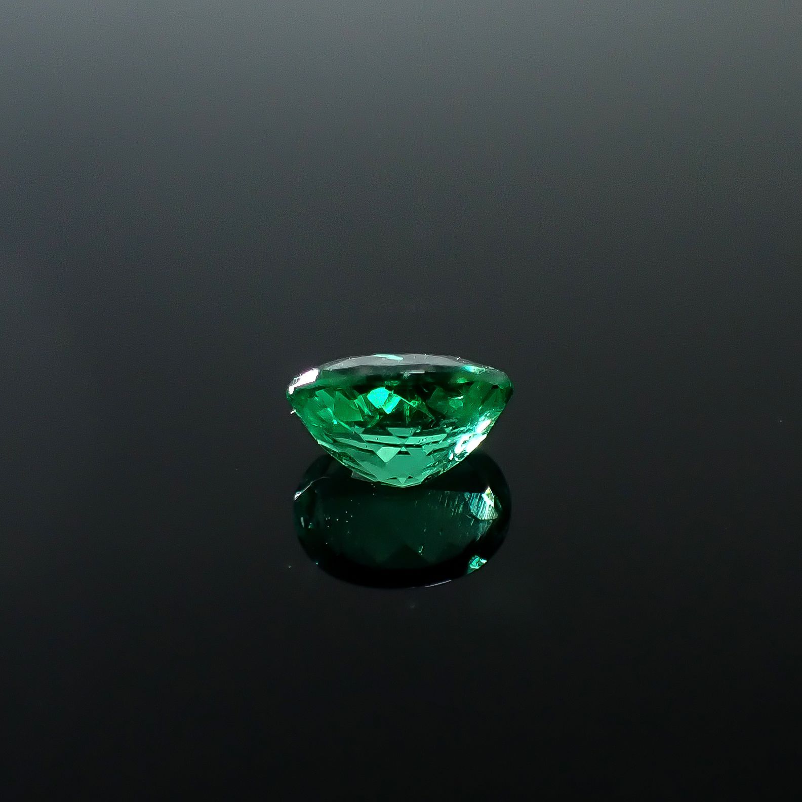 パライバトルマリン(宝石名トルマリン/別名パライバ・トルマリン)ブラジル産 GIA鑑付 0.87ct / 6.77x5.11mm前後 [251031348]