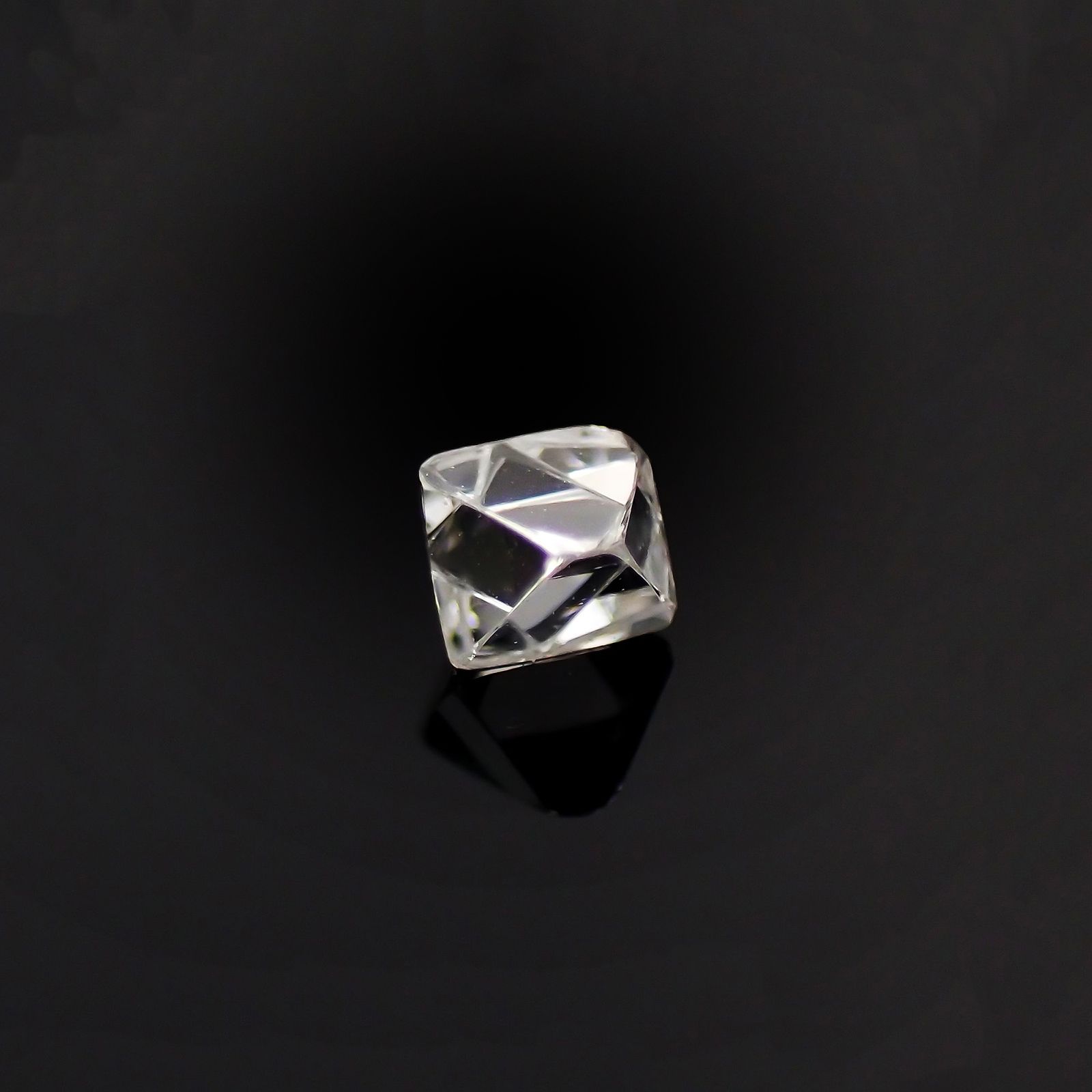 ソーヤブルダイヤモンド 原石(トライゴンあり・薄/Trigon) ロシア産 0.085ct [230923467]2.7x2.7mm前後