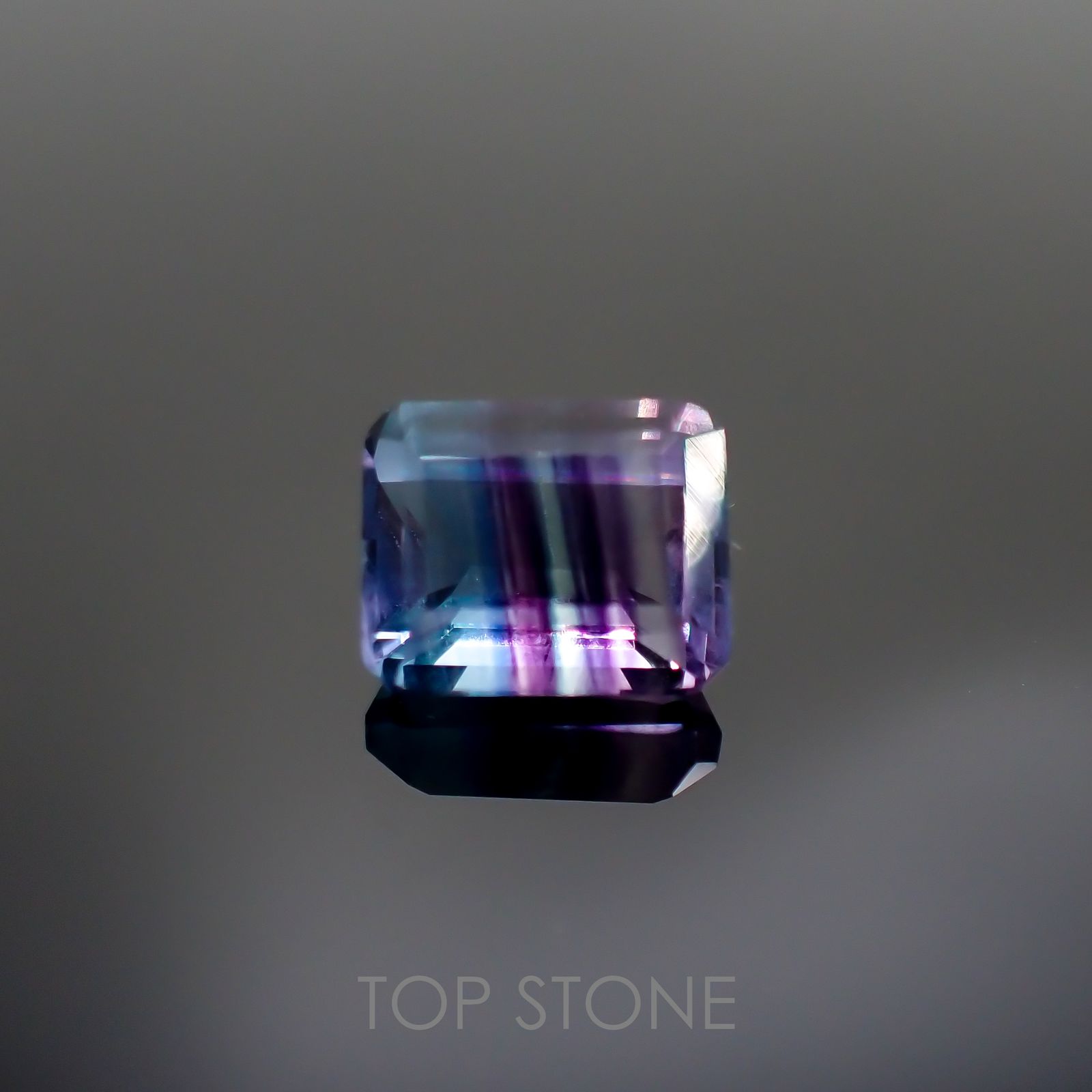 パーティカラーフローライト(宝石名フルオライト)ブラジル産 4.66ct 識別済[220115072]10.2x8.1mm前後