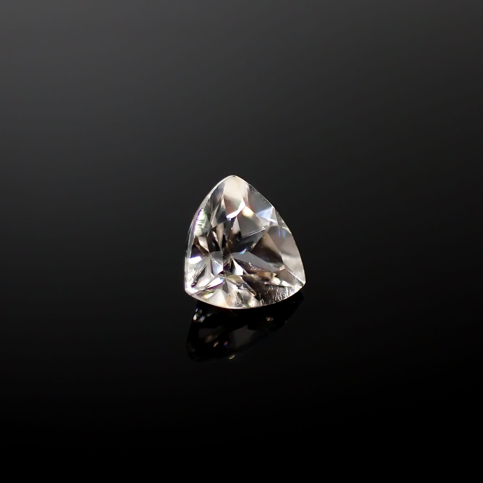 カラーレスジルコン(宝石名ジルコン)スリランカ/カンボジア産 0.92ct 識別済[240928898]5.4x5.6mm前後