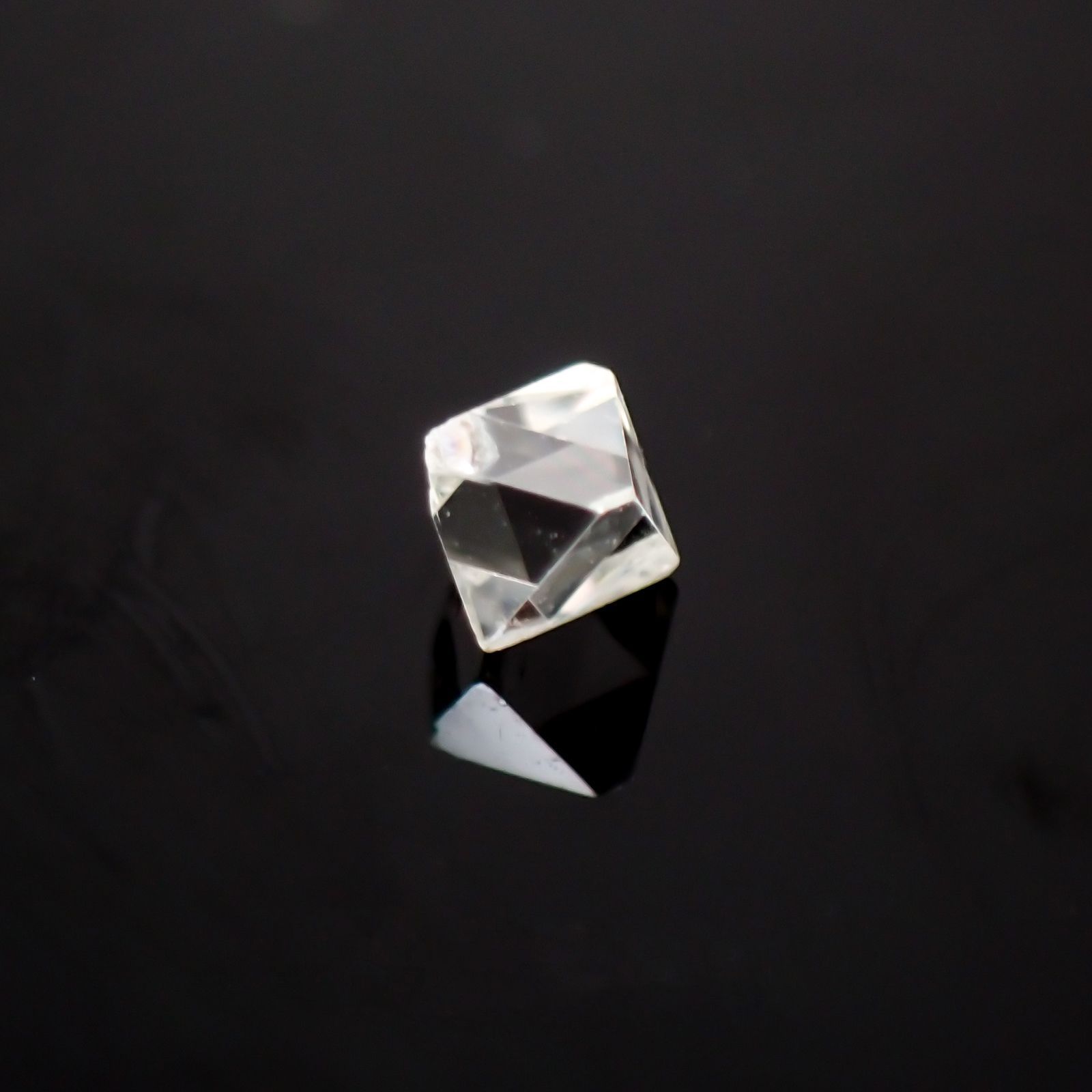 ソーヤブルダイヤモンド 原石 ロシア産 ルース 0.073ct[210410553]2.7×2.5mm前後