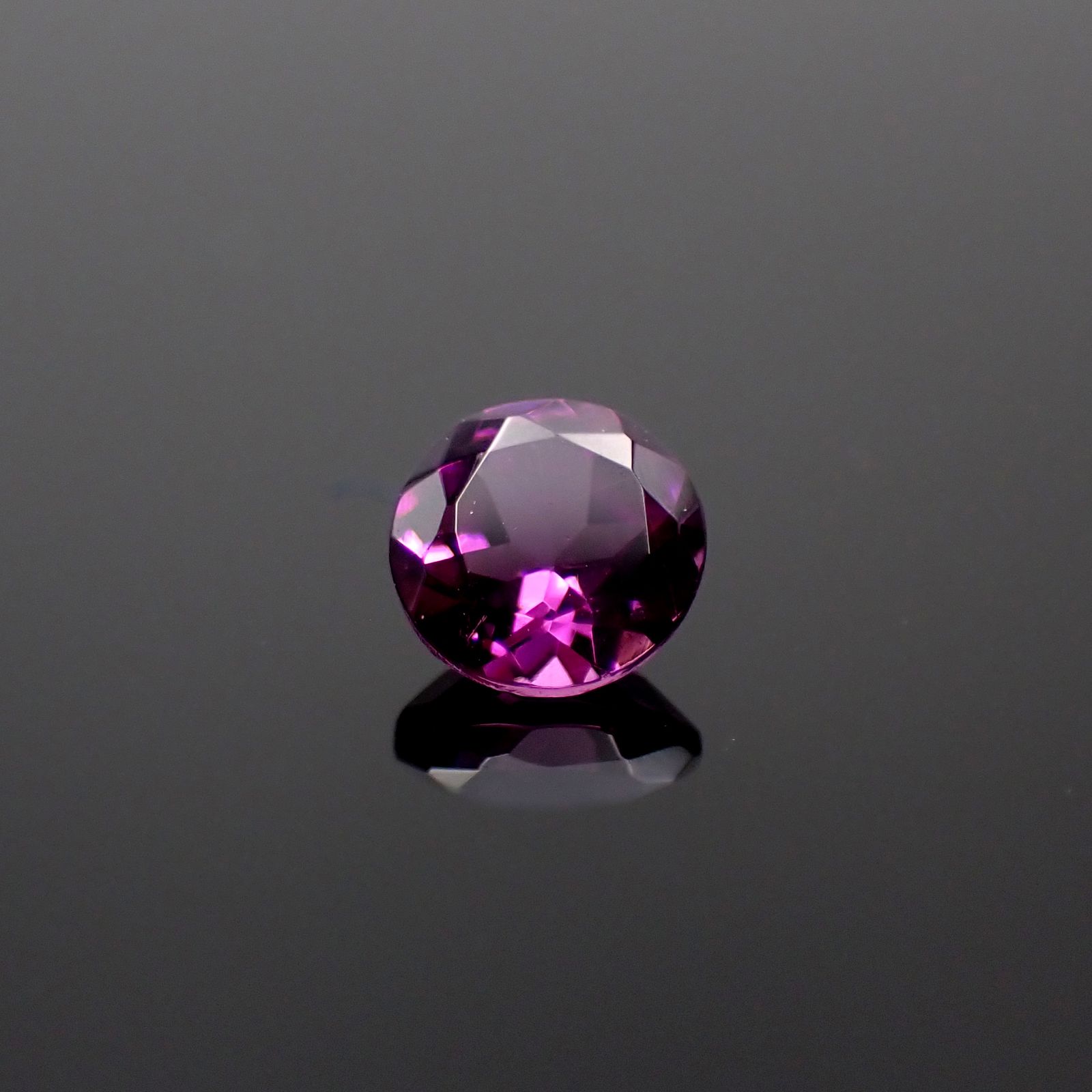 カラーシフトマラヤガーネット(宝石名ガーネット)タンザニア産 0.36ct 識別済[231124126]4.2x4.1mm前後