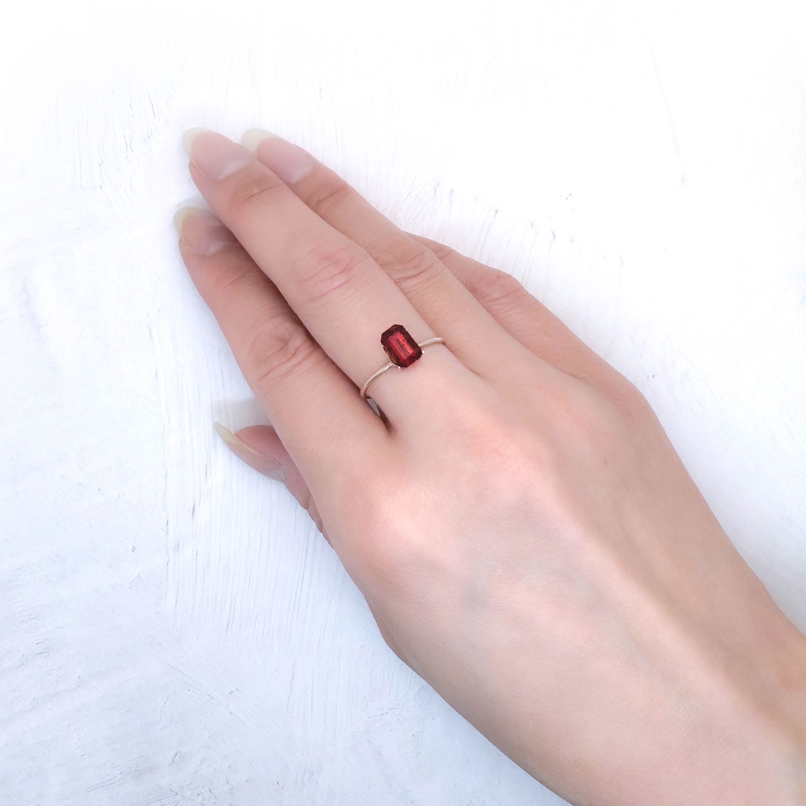 ユーディアライト(宝石名ユーディアライト)ロシア産 ソ付(日独) 1.047ct / 7.34x4.89mm前後 [251231475]