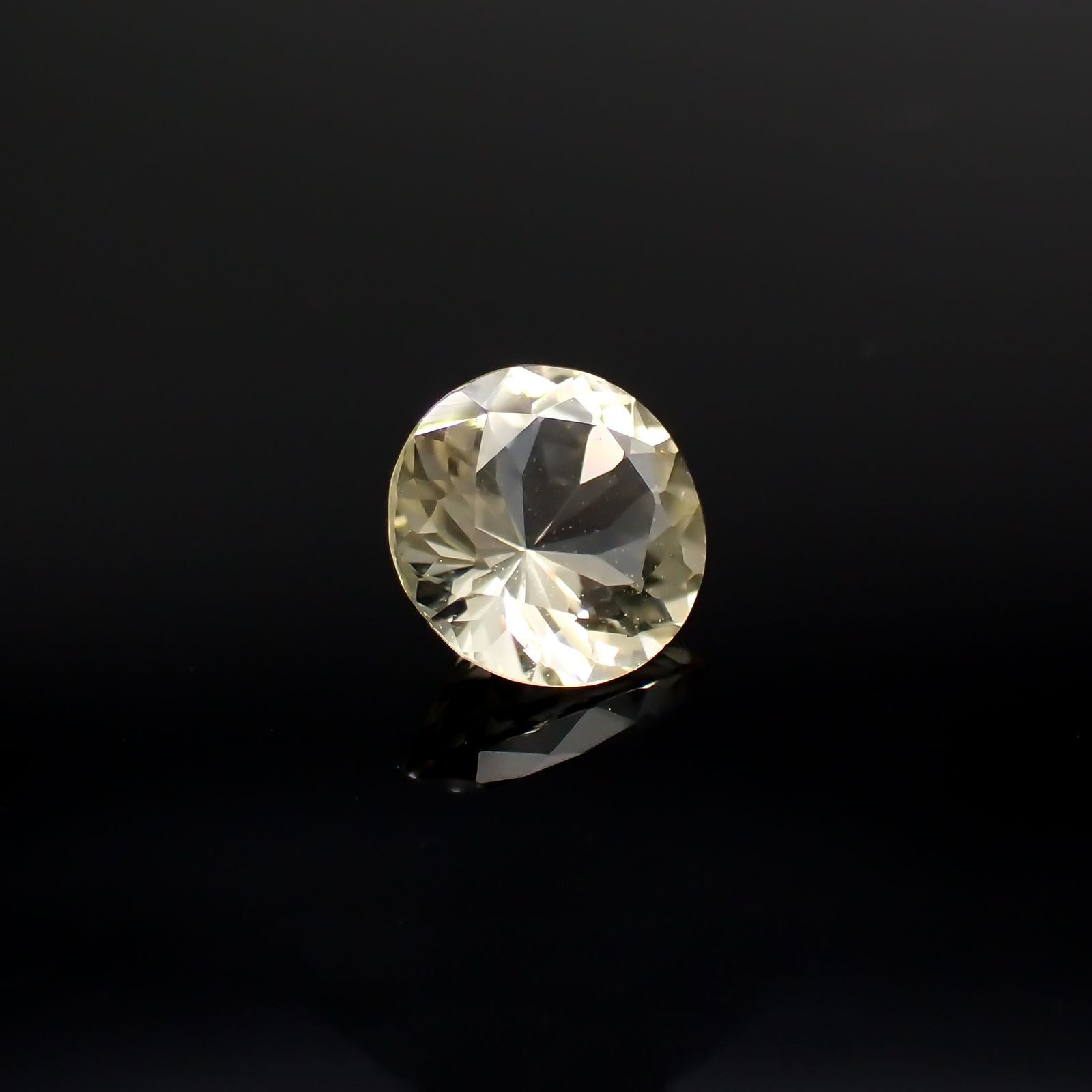 イエロースキャポライト(宝石名イエロー・スキャポライト)タンザニア産 識別済 0.37ct / 4.9x4.9mm前後 [251118026]